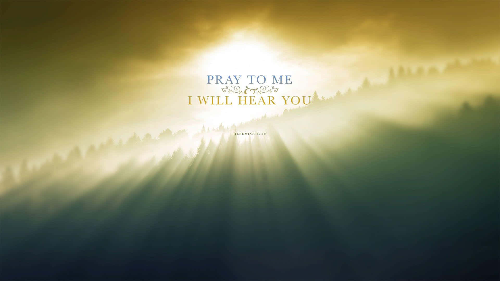 Praying 桌布 壁紙 — 金色陽光穿透霧氣籠罩的山脈，中央有啟發性文字柔和發光。