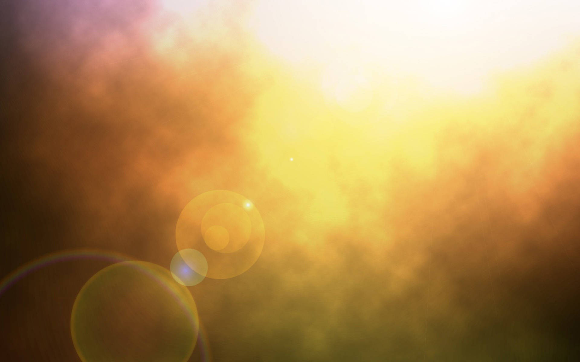Sunshine 桌布 壁紙 — 金色陽光透過朦朧雲層放射，柔和鏡頭光暈溫暖地照亮天空。