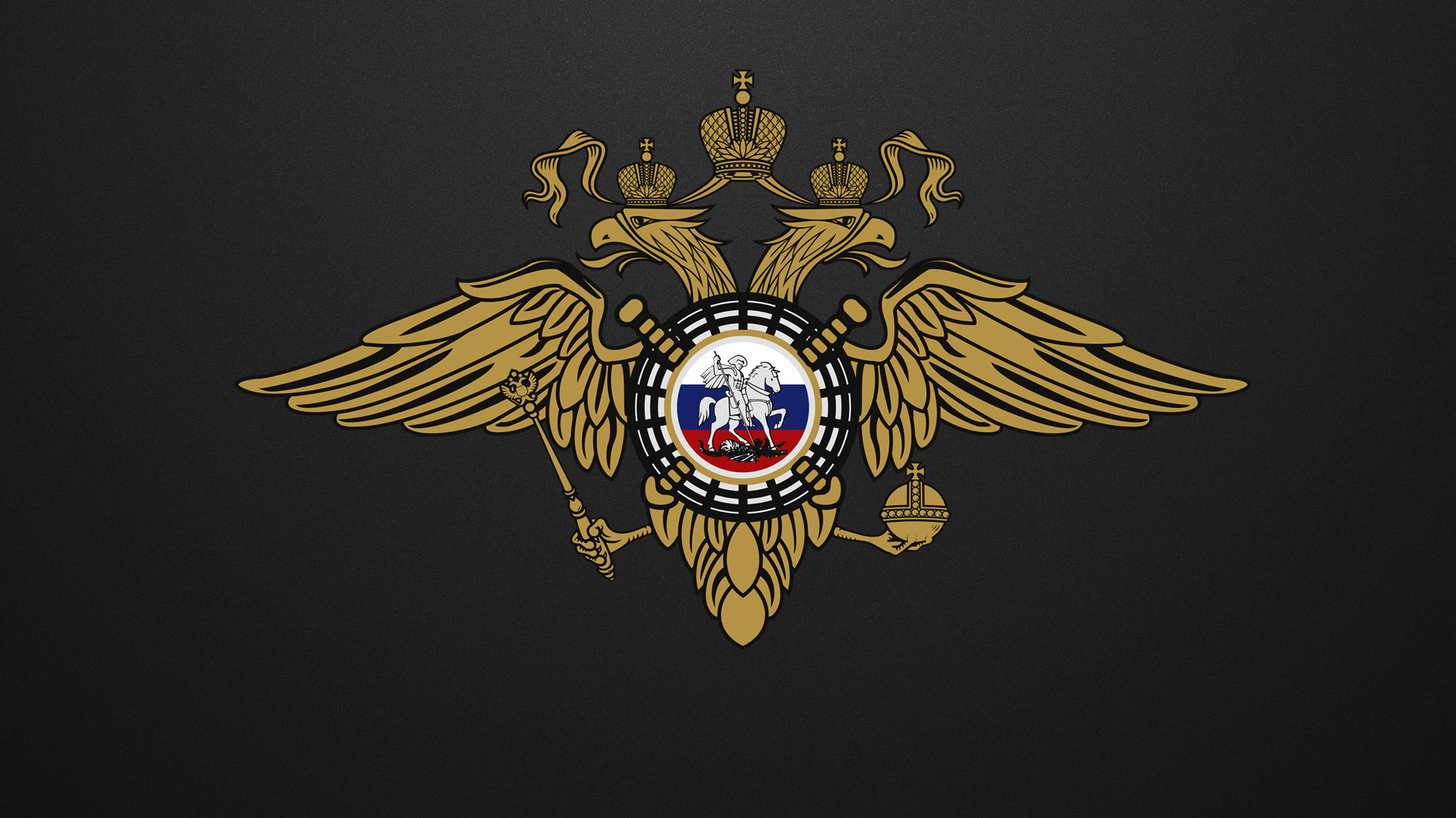 Russia 桌布 壁紙 — 金色雙頭鷹徽章，帶有皇冠盾牌和權杖，背景為深色紋理。