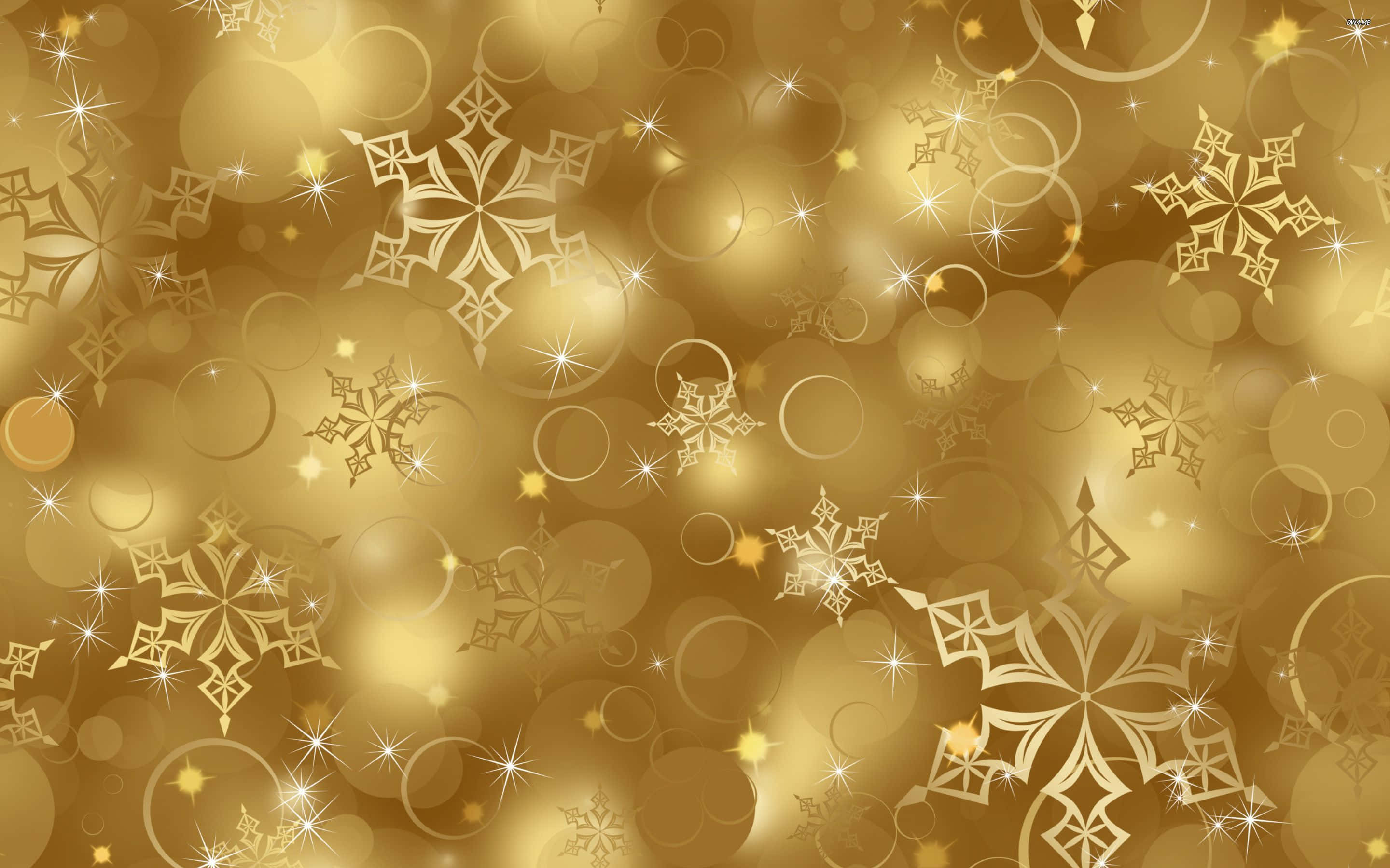 Gold Christmas 桌布 壁紙 — 金色雪花圖案在溫暖的散景背景上閃爍，帶有閃閃發光的光效。
