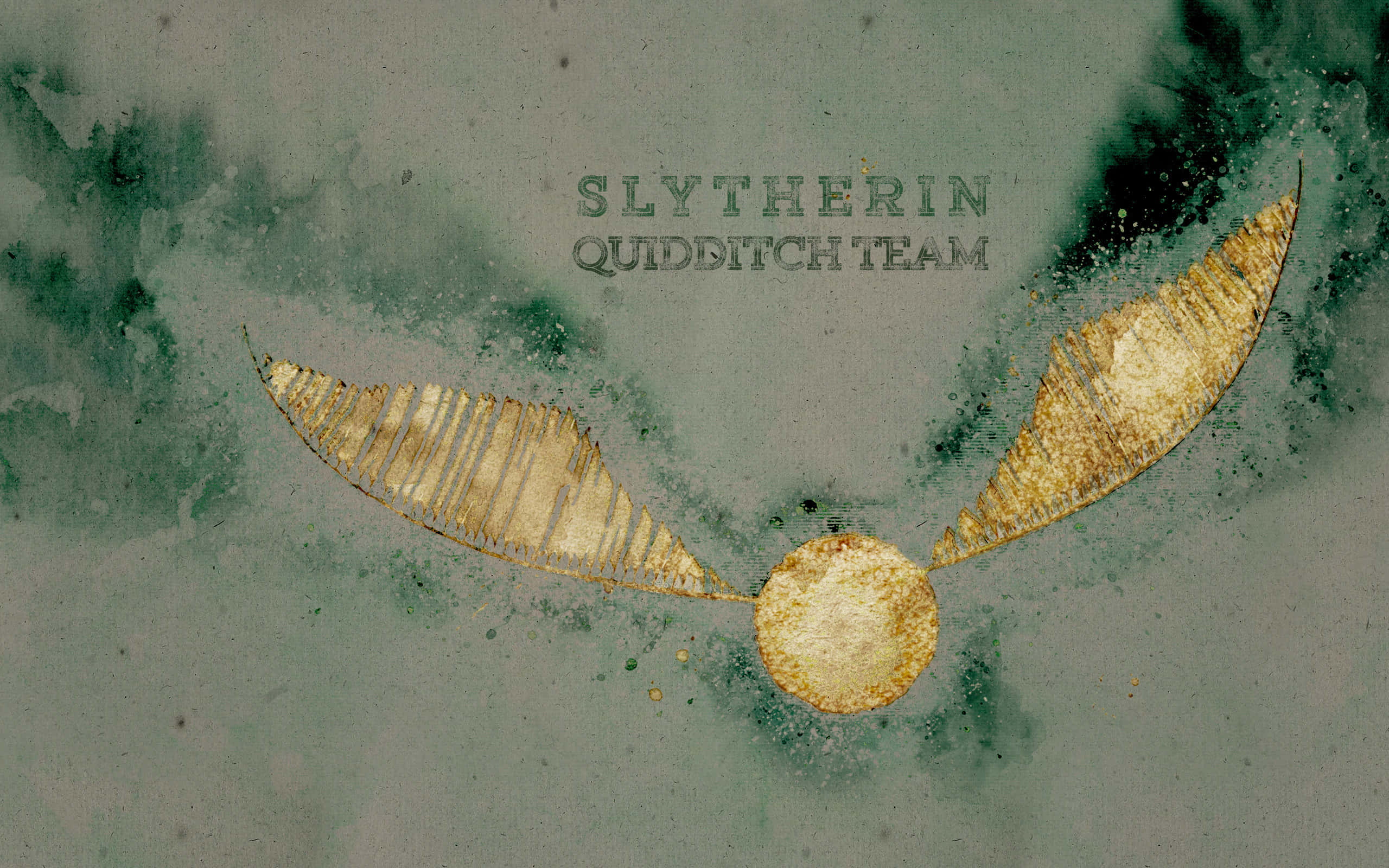 The Hogwarts Quidditch Team 桌布 壁紙 — 金色飛賊帶條紋翅膀在紋理綠色水彩背景上發光，附有Slytherin Quidditch Team文字。