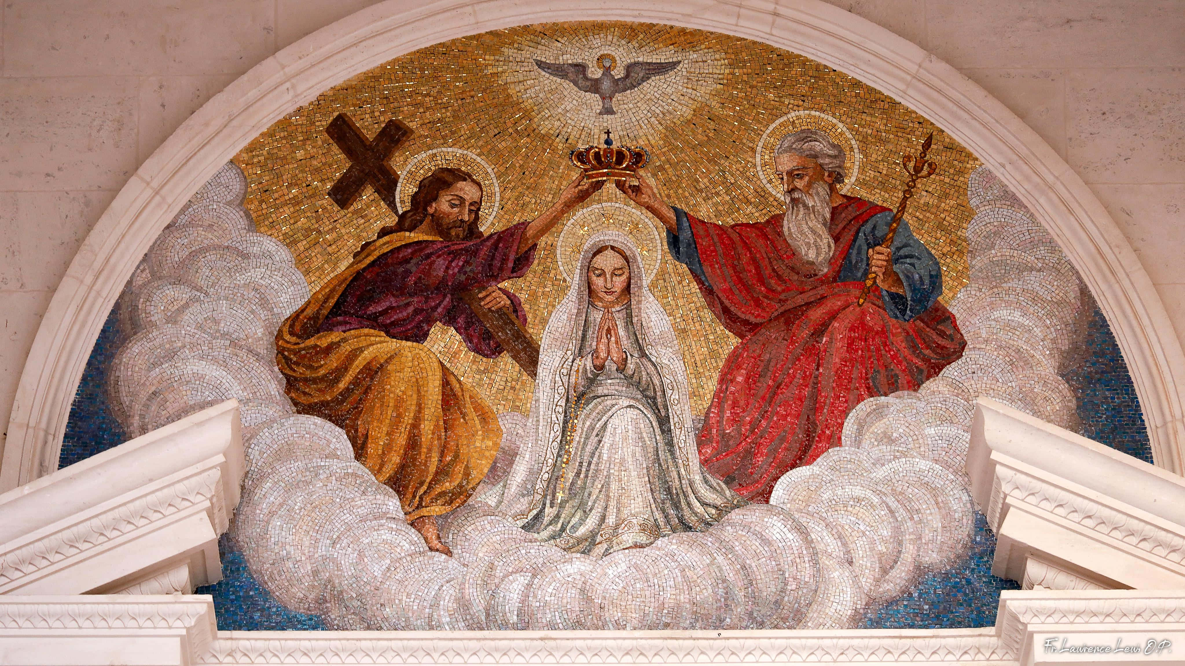 Catholic Desktop 桌布 壁紙 — 金色馬賽克描繪耶穌和上帝在雲端和神聖光芒中為聖母瑪利亞加冕。