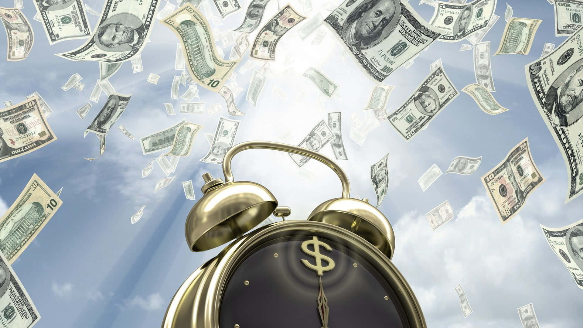 dollar 桌布 壁紙 — 金色鬧鐘帶有美元符號錶面響起，同時美元鈔票如雨般落在明亮的藍天和蓬鬆的雲朵背景下。