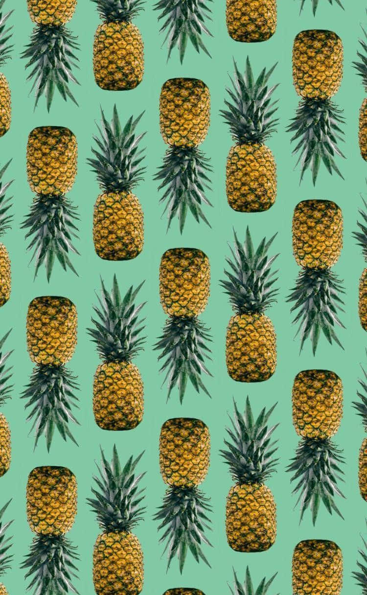 Pineapple 桌布 壁紙 — 金色鳳梨帶有尖刺冠部，在薄荷綠色背景上以網格重複。