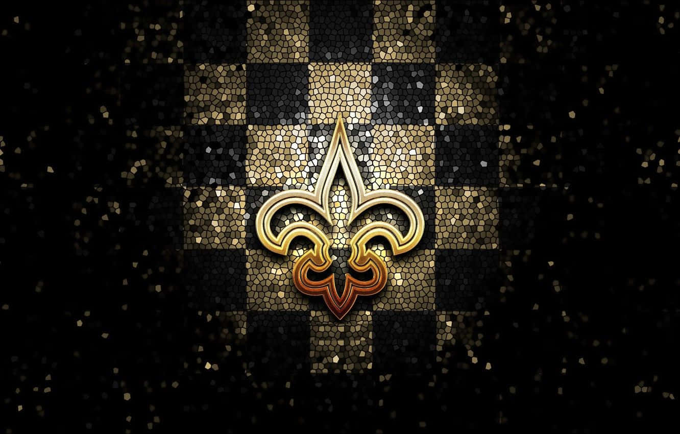 NFL Saints 桌布 壁紙 — 金色鳶尾花標誌在黑色和金色棋盤格馬賽克背景上閃耀，並帶有閃爍的粒子。