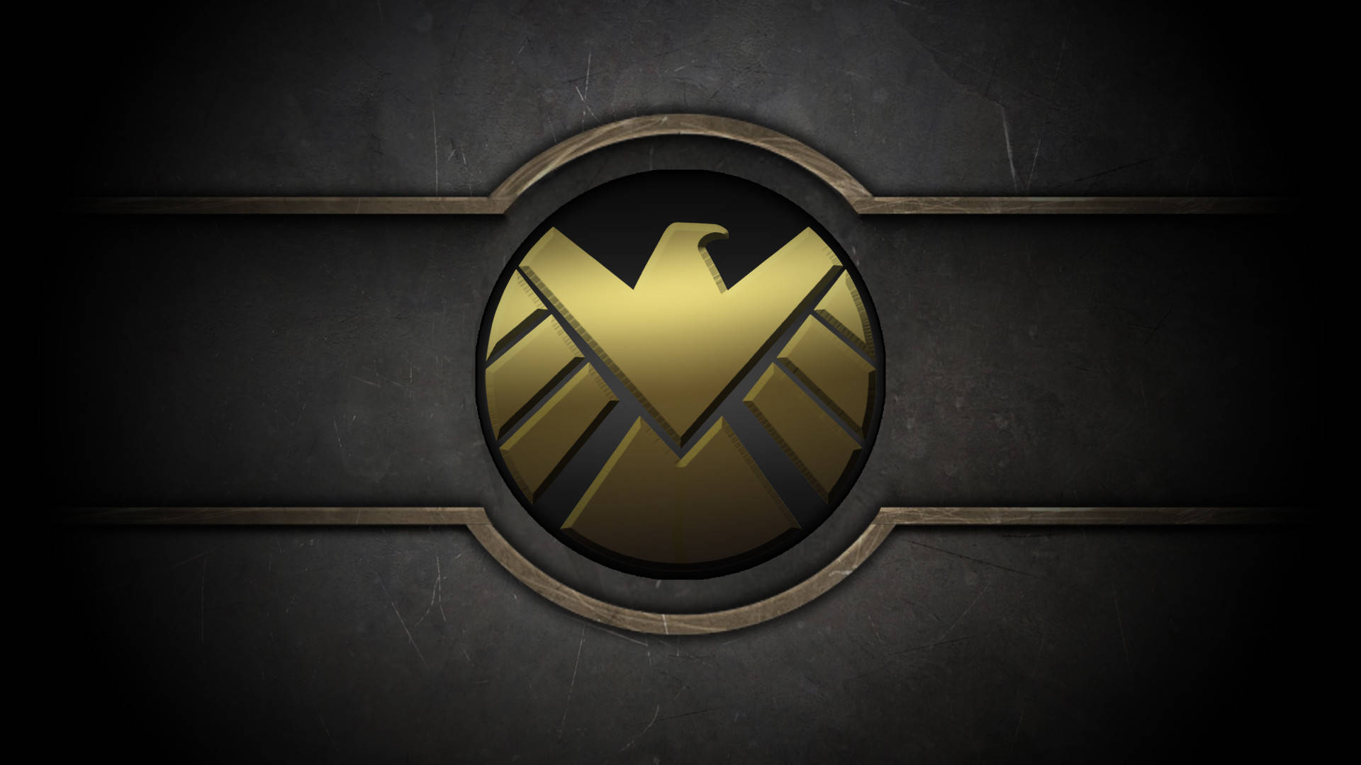 Marvel Logo 桌布 壁紙 — 金色鷹徽在帶有水平條紋的深色紋理金屬背景上發光。