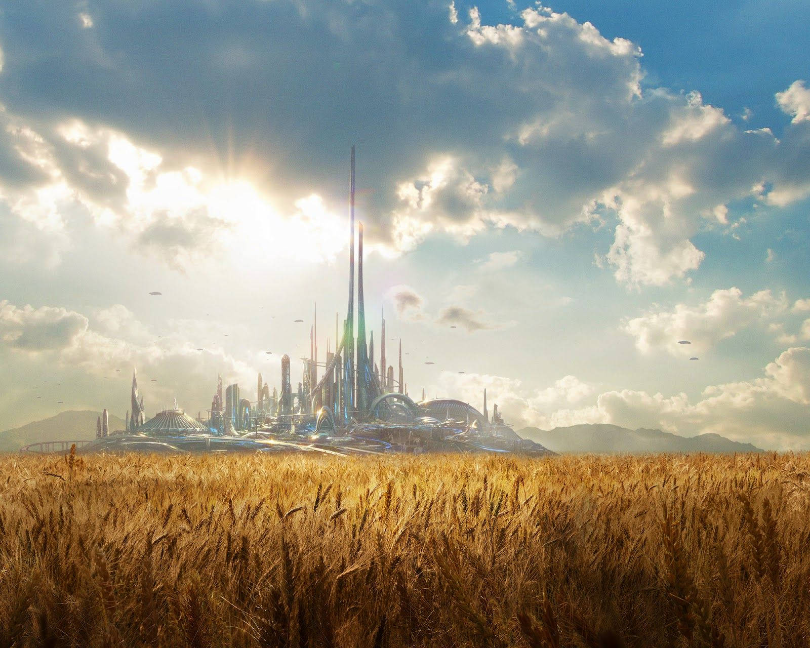 Tomorrowland Movie 桌布 壁紙 — 金色麥田延伸至一座有尖塔的未來城市，上方是明亮的太陽和蓬鬆的雲朵。