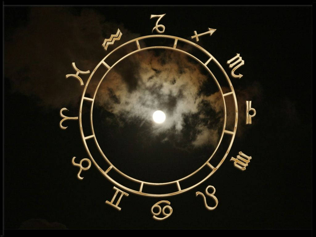 威卡 桌布 壁紙 — 金色黃道十二宮輪盤帶有占星符號，在黑暗夜空中的漩渦雲層間框住一輪明月。