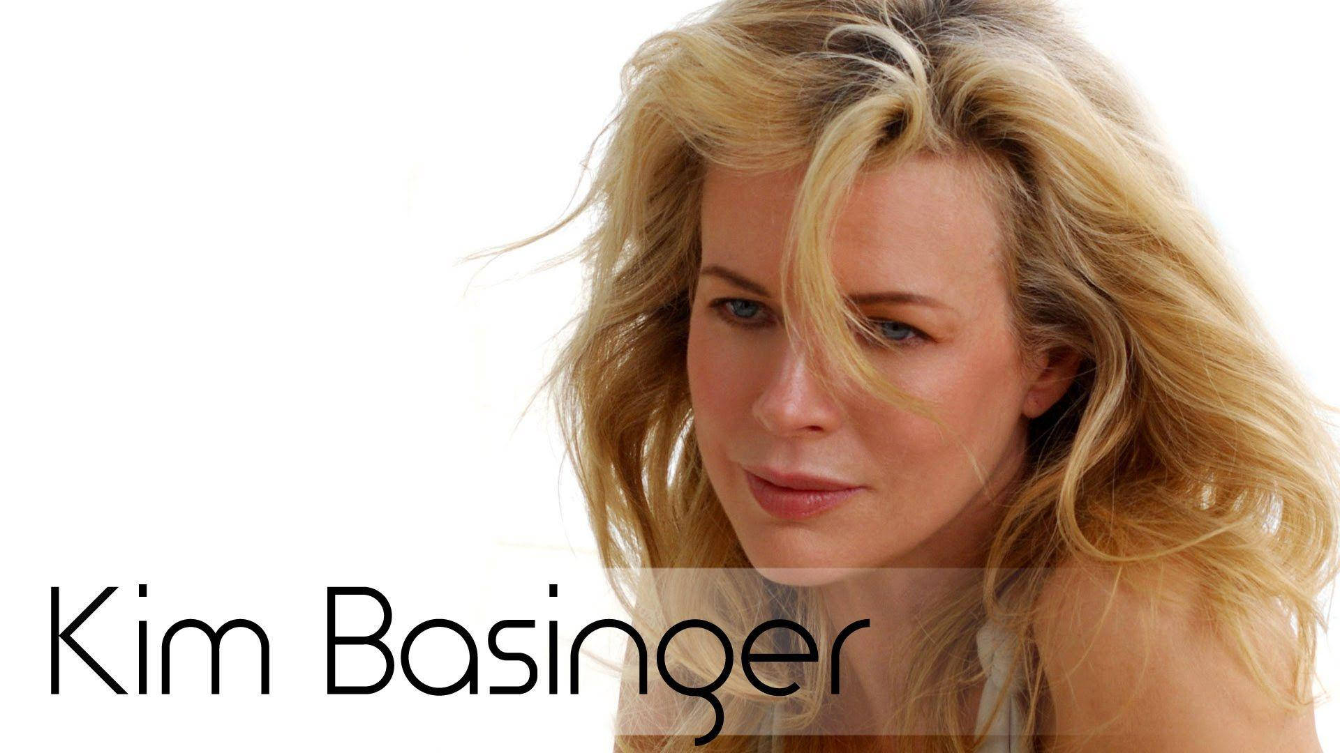 kim basinger 桌布 壁紙 — 金貝辛格（Kim Basinger）一頭被風吹拂的金髮，柔和的目光，在純白背景前。