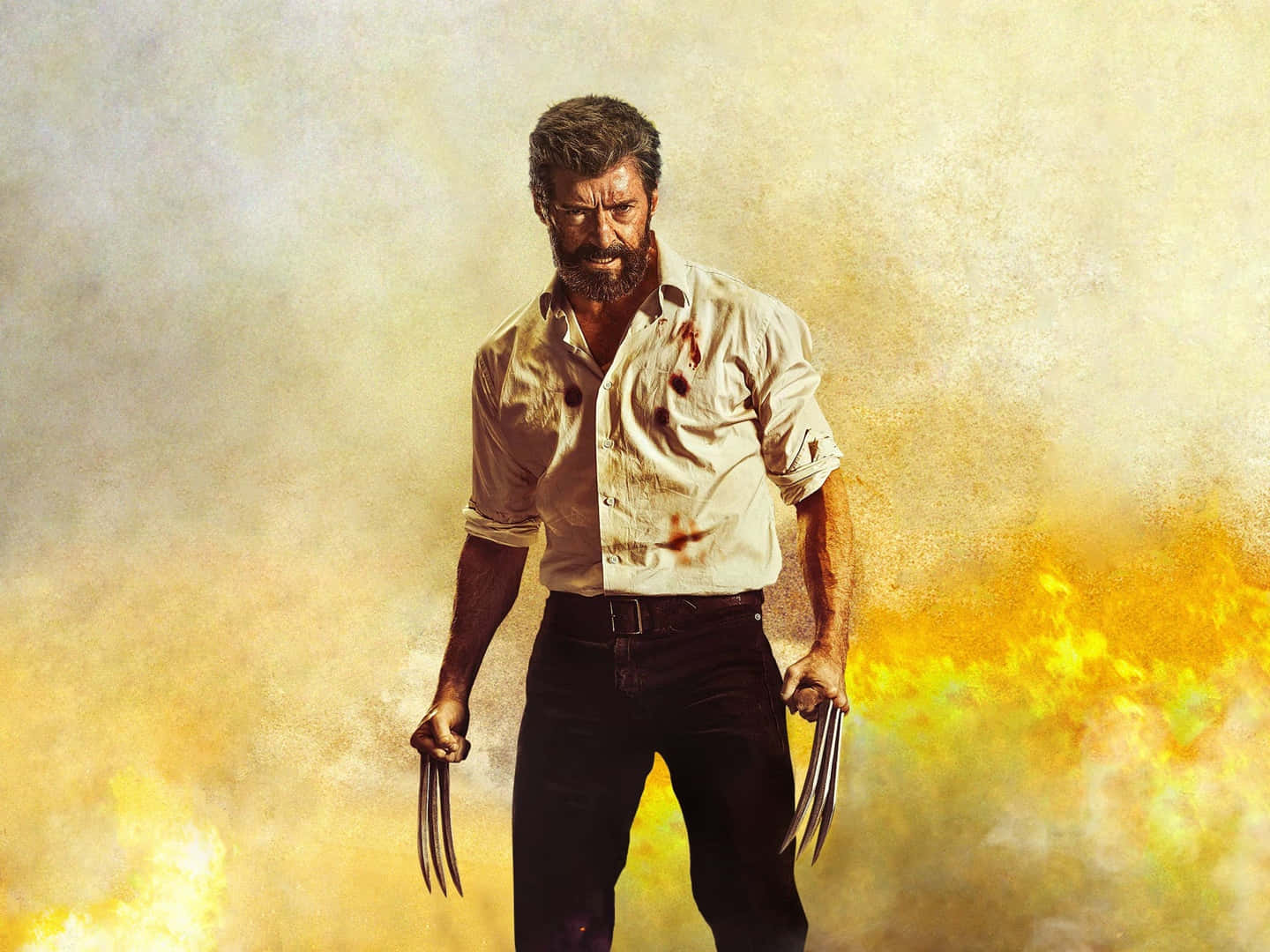 桌布 壁紙 — 金鋼狼（Wolverine）在火霧中挑釁地站立，血跡斑斑的襯衫和伸出的利爪，背景是煙霧瀰漫的金色。