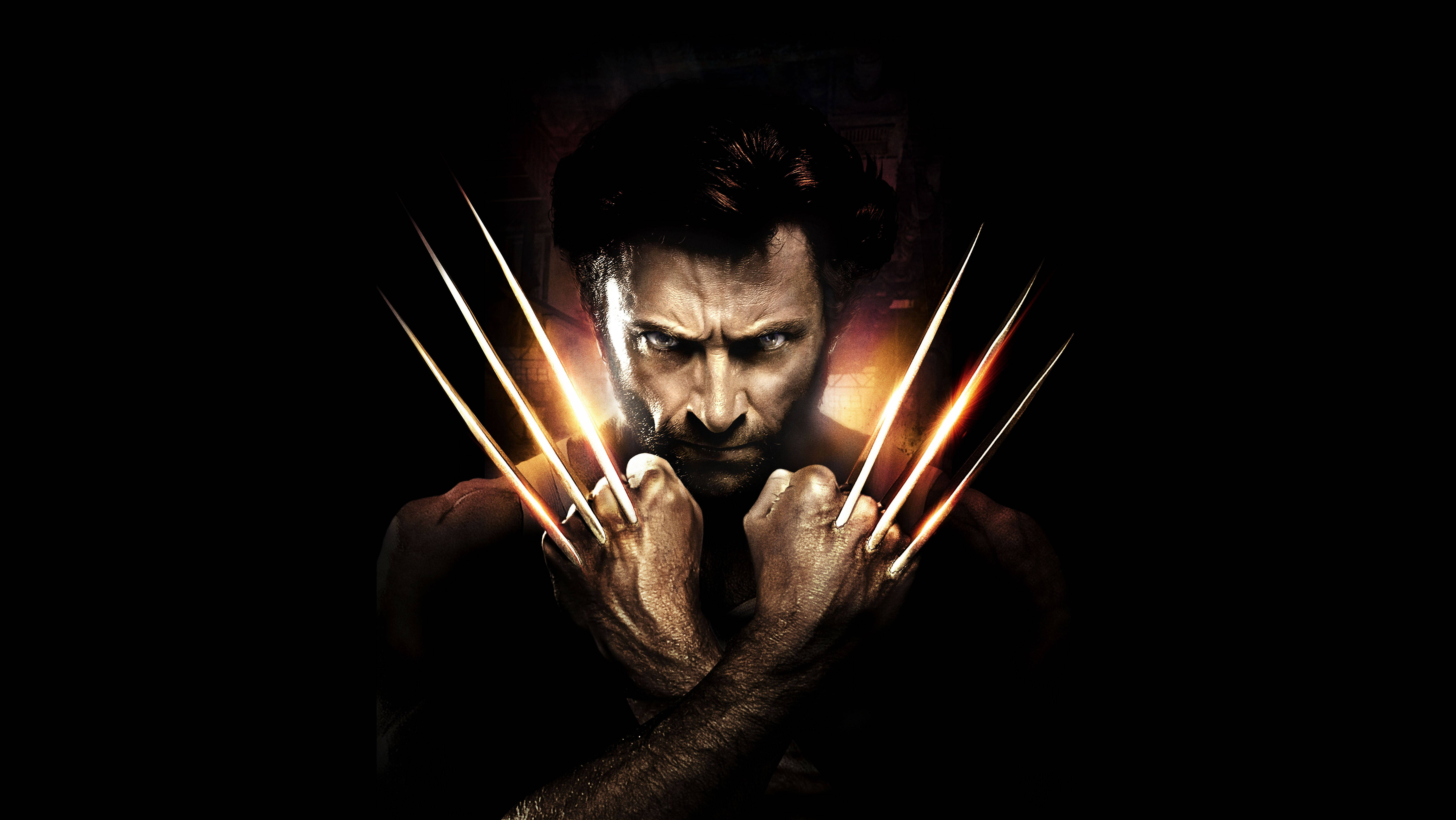 金鋼狼 桌布 壁紙 — 金鋼狼（Wolverine）在黑暗背景下，伸出發光的亞德曼金屬爪，凝視前方。