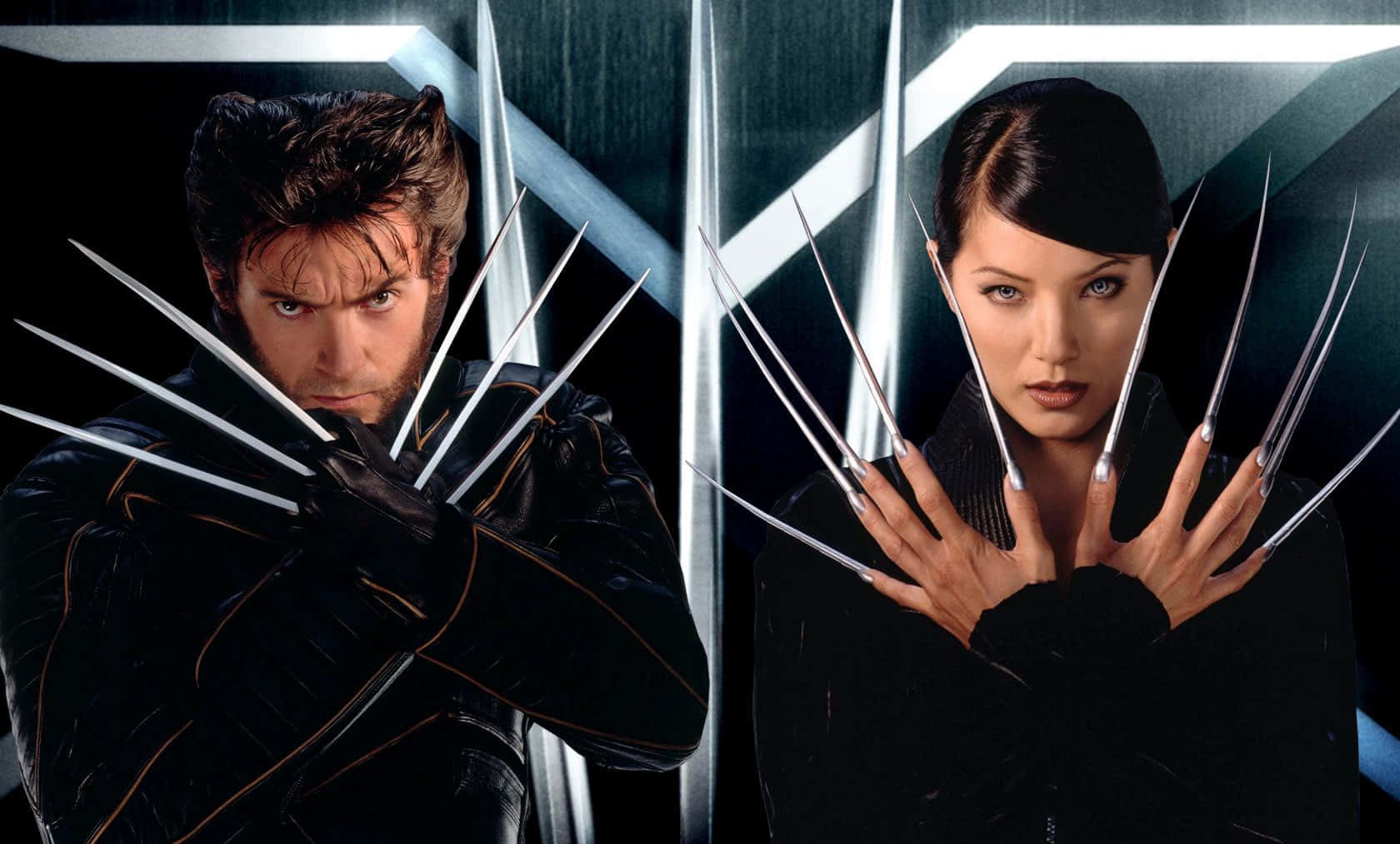 Lady Deathstrike 桌布 壁紙 — 金鋼狼與死亡女以亞德曼合金爪伸展開來，站在深色金屬背景前蓄勢待發。
