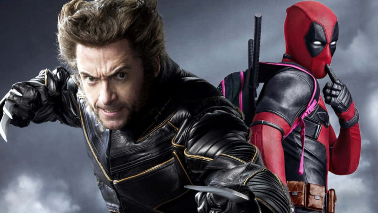 Deadpool And Wolverine 桌布 壁紙 — 金鋼狼與死侍站在暴風雨的天空中，伸出利爪，露出得意的笑容，準備行動。