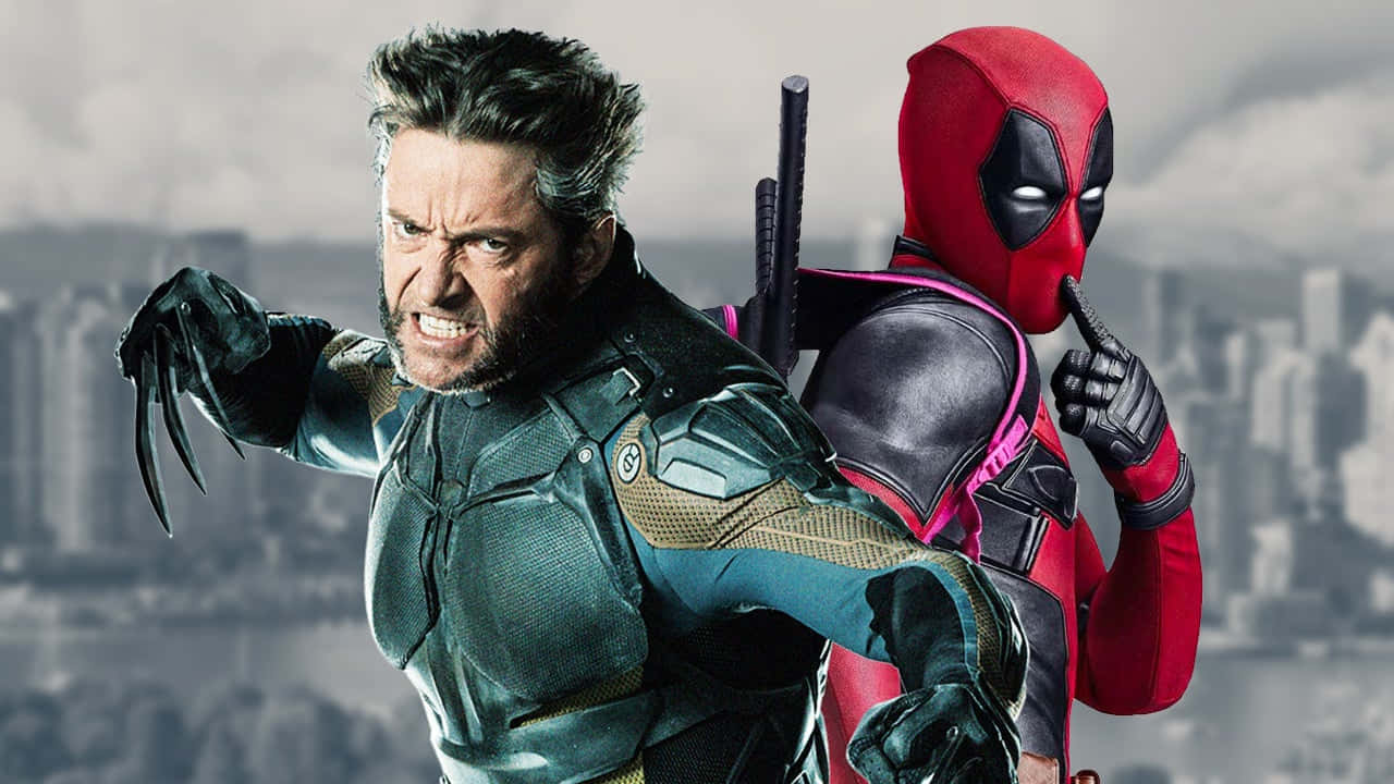 Deadpool And Wolverine 桌布 壁紙 — 金鋼狼與死侍身穿戰鬥裝備背靠背站立，背景是模糊的城市天際線，表情緊張。