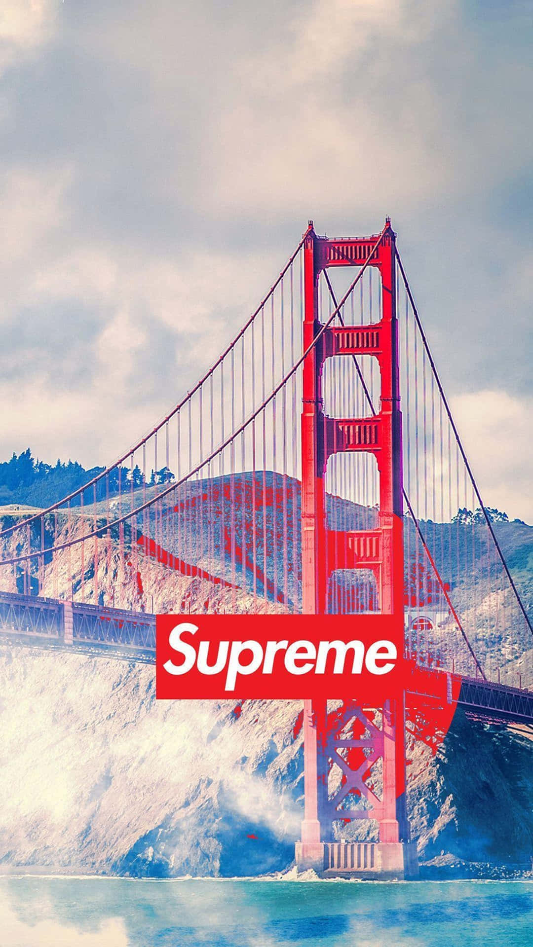 supreme aesthetic 桌布 壁紙 — 金門大橋在陰天天空下巍然聳立，中央疊加了一個巨大的紅色Supreme標誌。