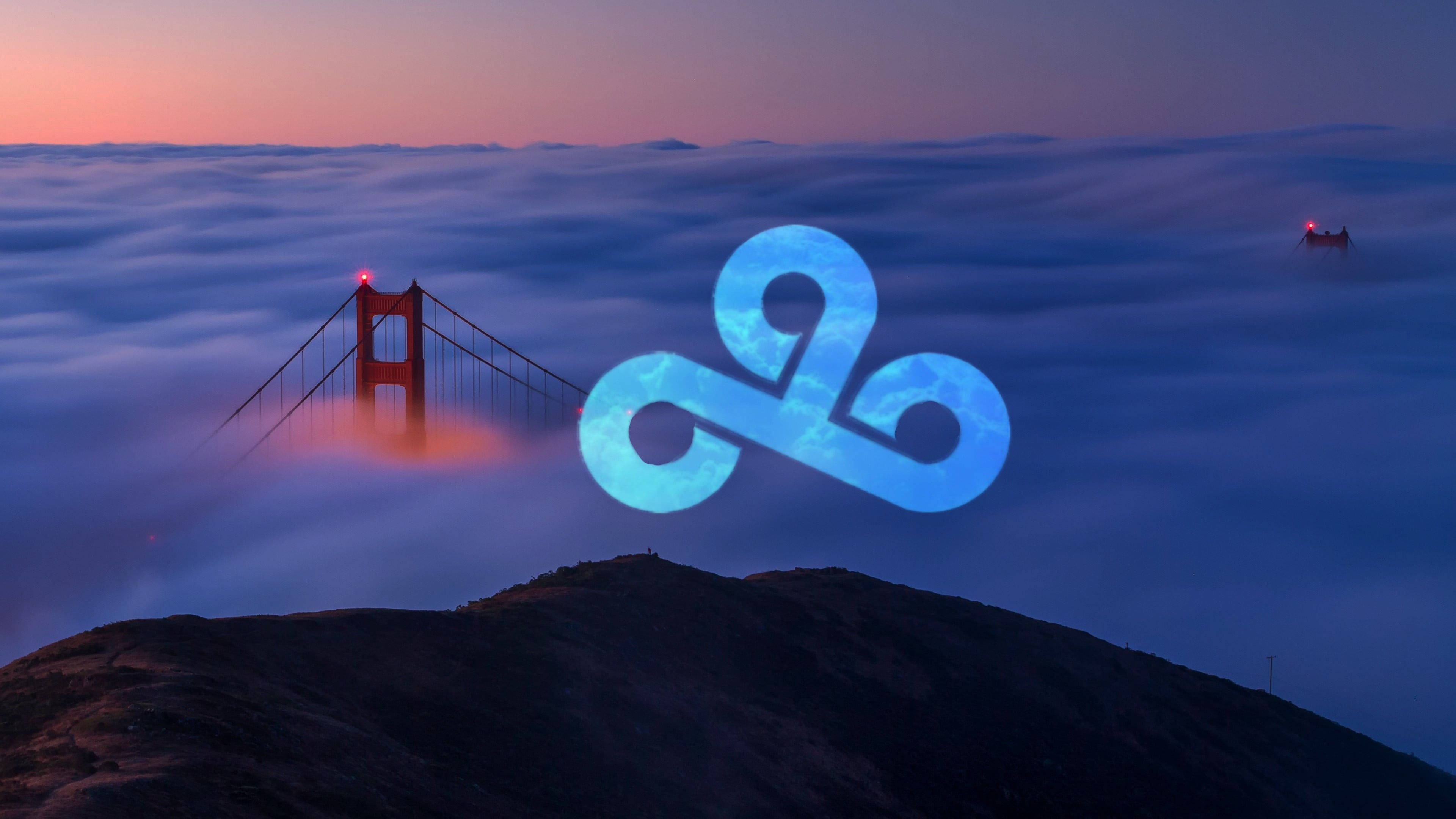 Cloud9 桌布 壁紙 — 金門大橋在黎明時分從薄霧中浮現，一個發光的藍色雲標誌漂浮在黑暗的山坡上方。