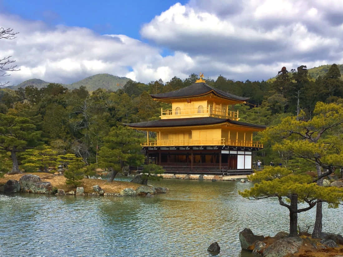 金閣寺在藍天下的倒影與金箔輝光 — 京都 壁紙