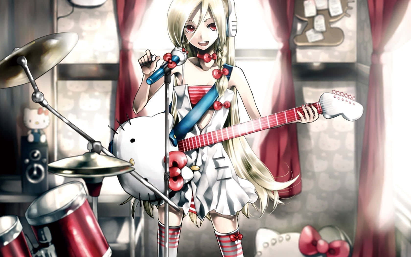 Hello Kitty 桌布 壁紙 — 金髮動漫女孩彈奏紅色吉他，在Hello Kitty主題房間內對著麥克風唱歌，房間設有鼓組。