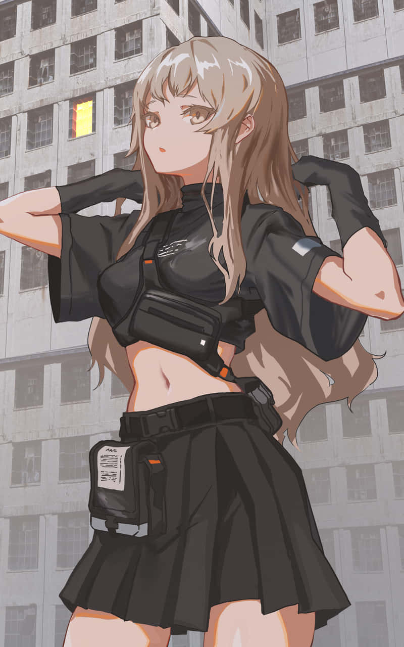 動漫 桌布 壁紙 — 金髮動漫女孩穿著黑色戰術服裝，自信地站在灰色城市建築背景前。