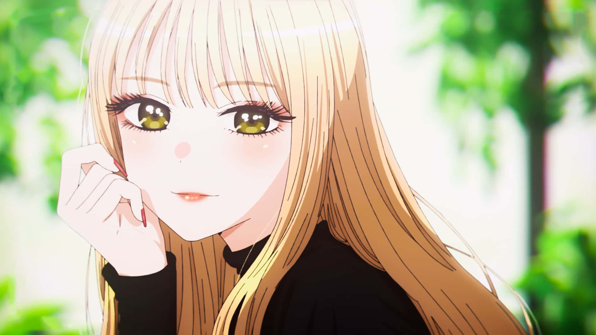 Best Anime 桌布 壁紙 — 金髮動漫少女金色眼睛的特寫，她輕輕將臉頰貼在柔軟的綠色樹葉背景上。