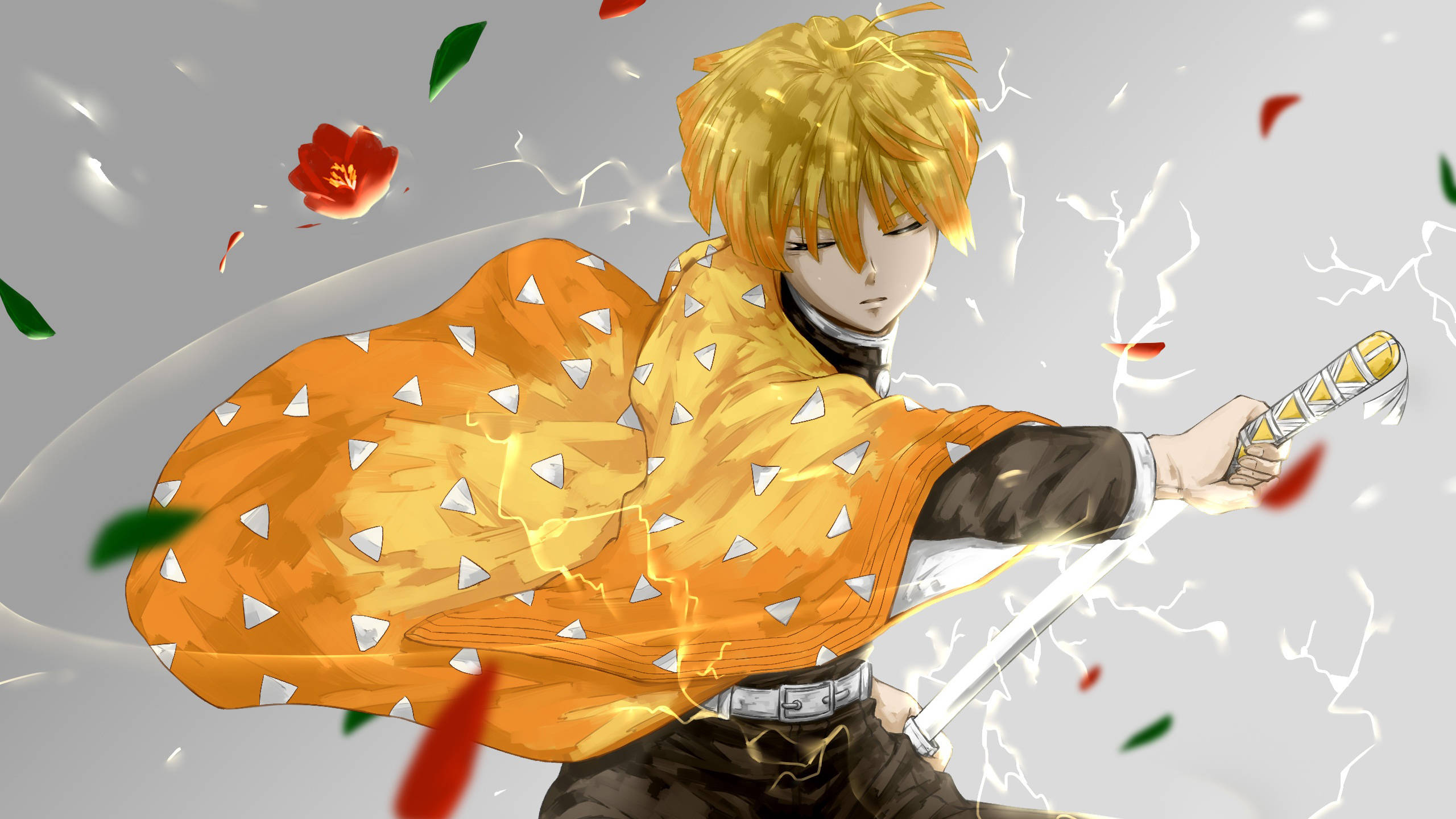 Demon Slayer Zenitsu 桌布 壁紙 — 金髮動漫戰士揮舞著發光的劍，閃電在他周圍劈啪作響，紅花飄落。