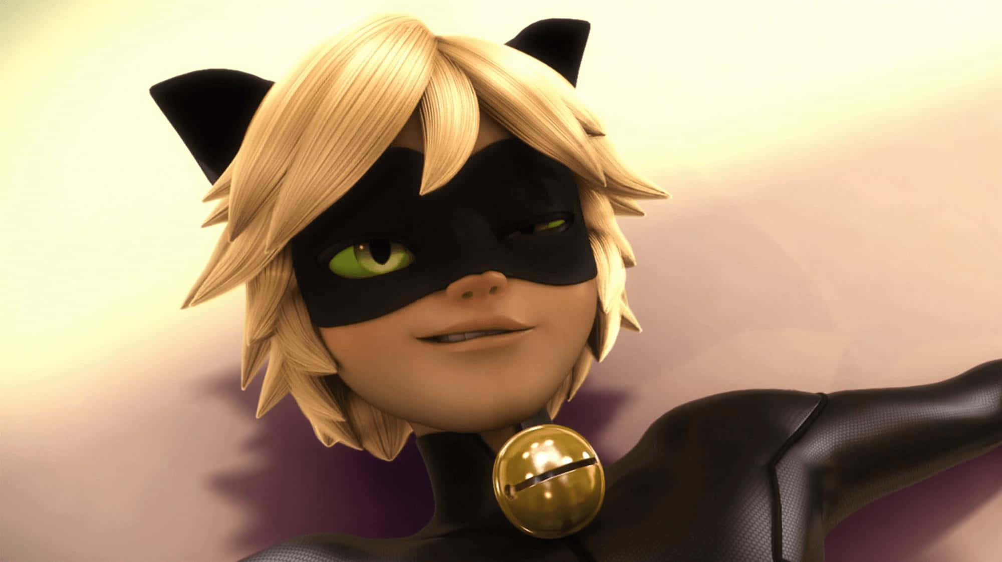 黑貓 桌布 壁紙 — 金髮動漫角色身穿黑色貓主題超級英雄服裝，帶有金色鈴鐺的特寫。