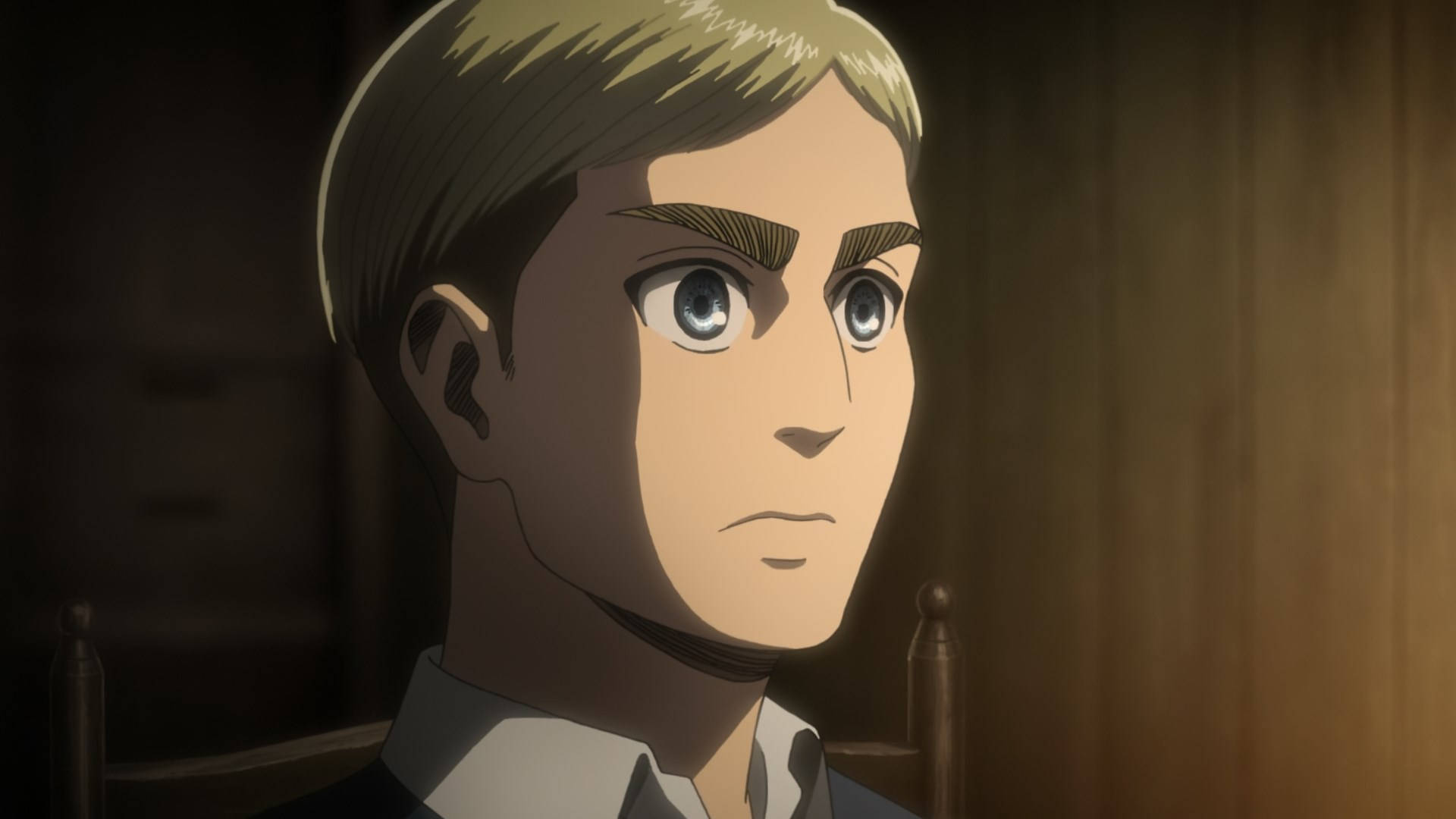 Erwin 桌布 壁紙 — 金髮動畫男性角色的特寫，擁有強烈的藍色眼睛，在昏暗的房間裡看向螢幕外。