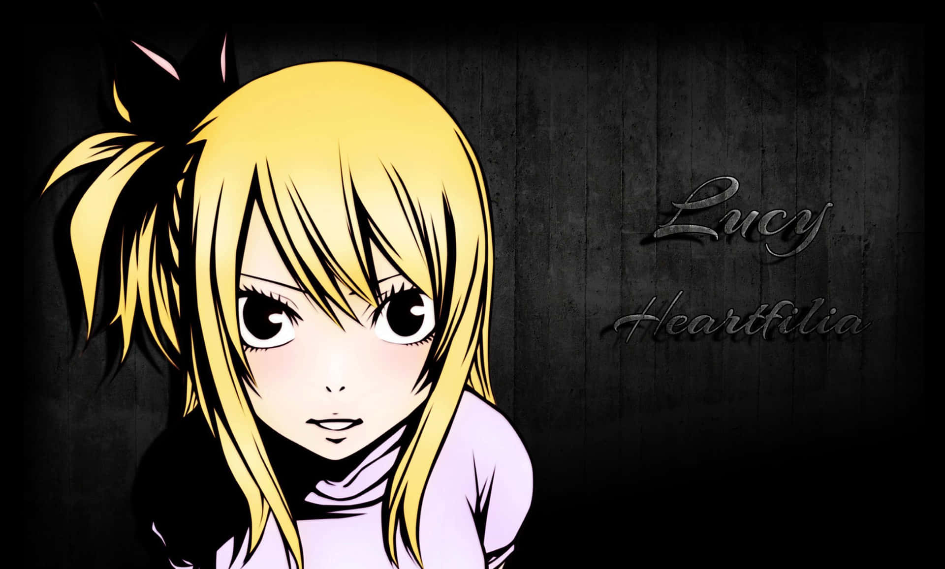 lucy heartfilia 桌布 壁紙 — 金髮大眼動漫女孩在深色木牆前直視前方，旁邊寫著她的名字。