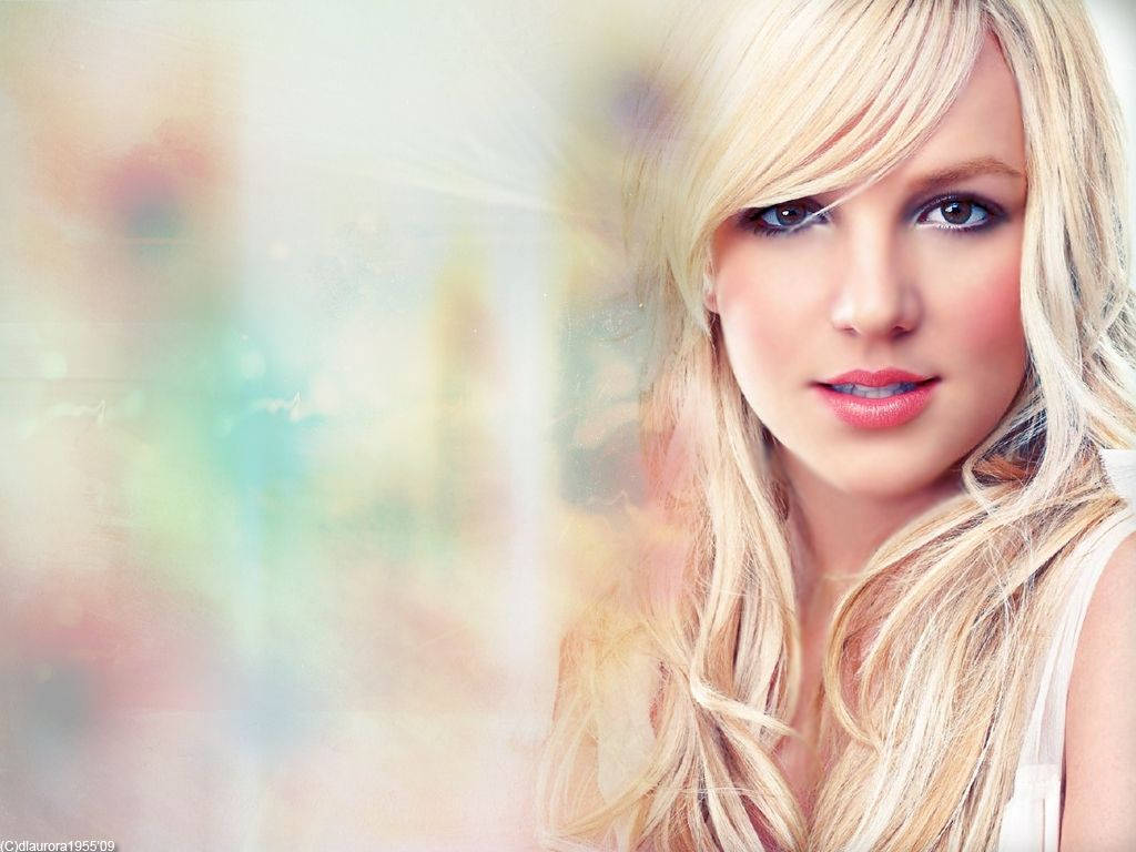 britney 桌布 壁紙 — 金髮女子的特寫肖像，柔和光線，夢幻模糊背景。