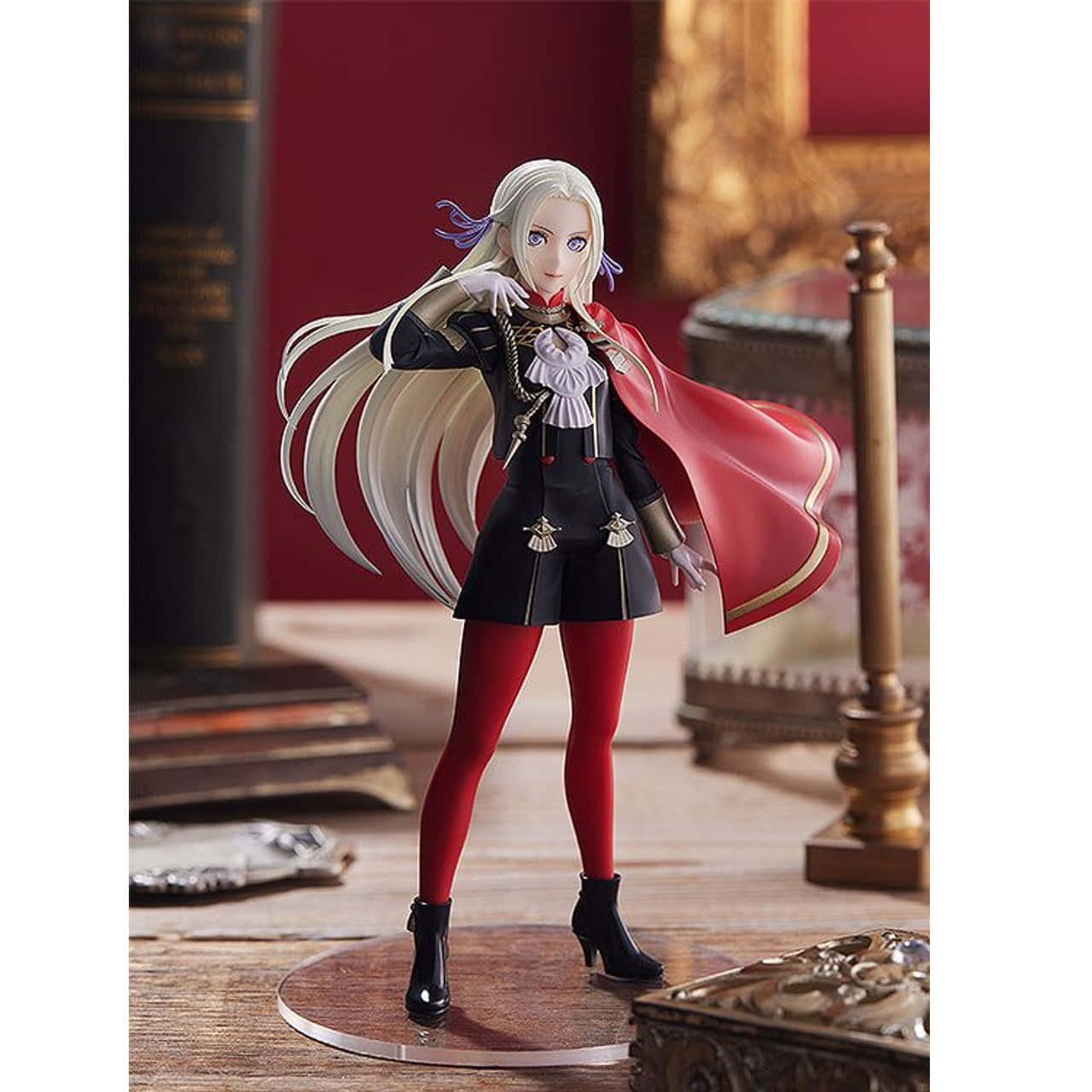 聖火降魔錄 風花雪月 桌布 壁紙 — 金髮女性的動漫人偶，身穿黑色服裝和紅色斗篷，站在木地板上，周圍是復古書籍和華麗家具。
