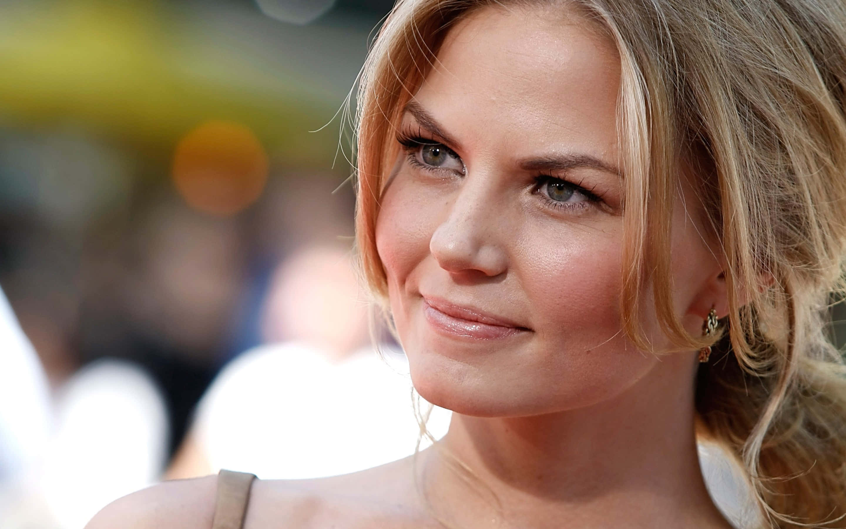 jennifer morrison 桌布 壁紙 — 金髮女性的特寫肖像，帶著溫柔的微笑和柔和的光線，背景模糊。