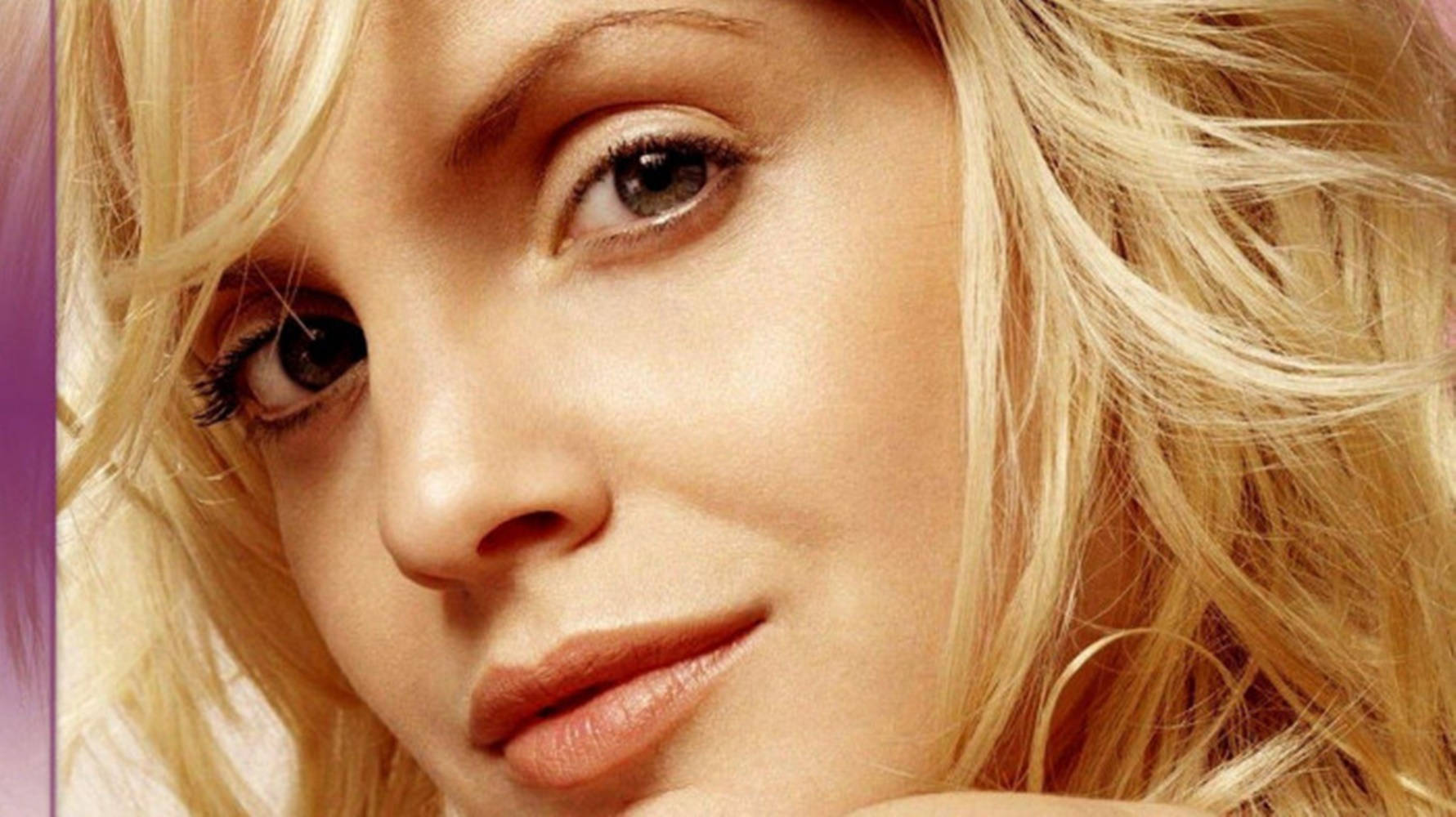 Actress HD 桌布 壁紙 — 金髮女性的特寫肖像，柔和光線與溫柔微笑。