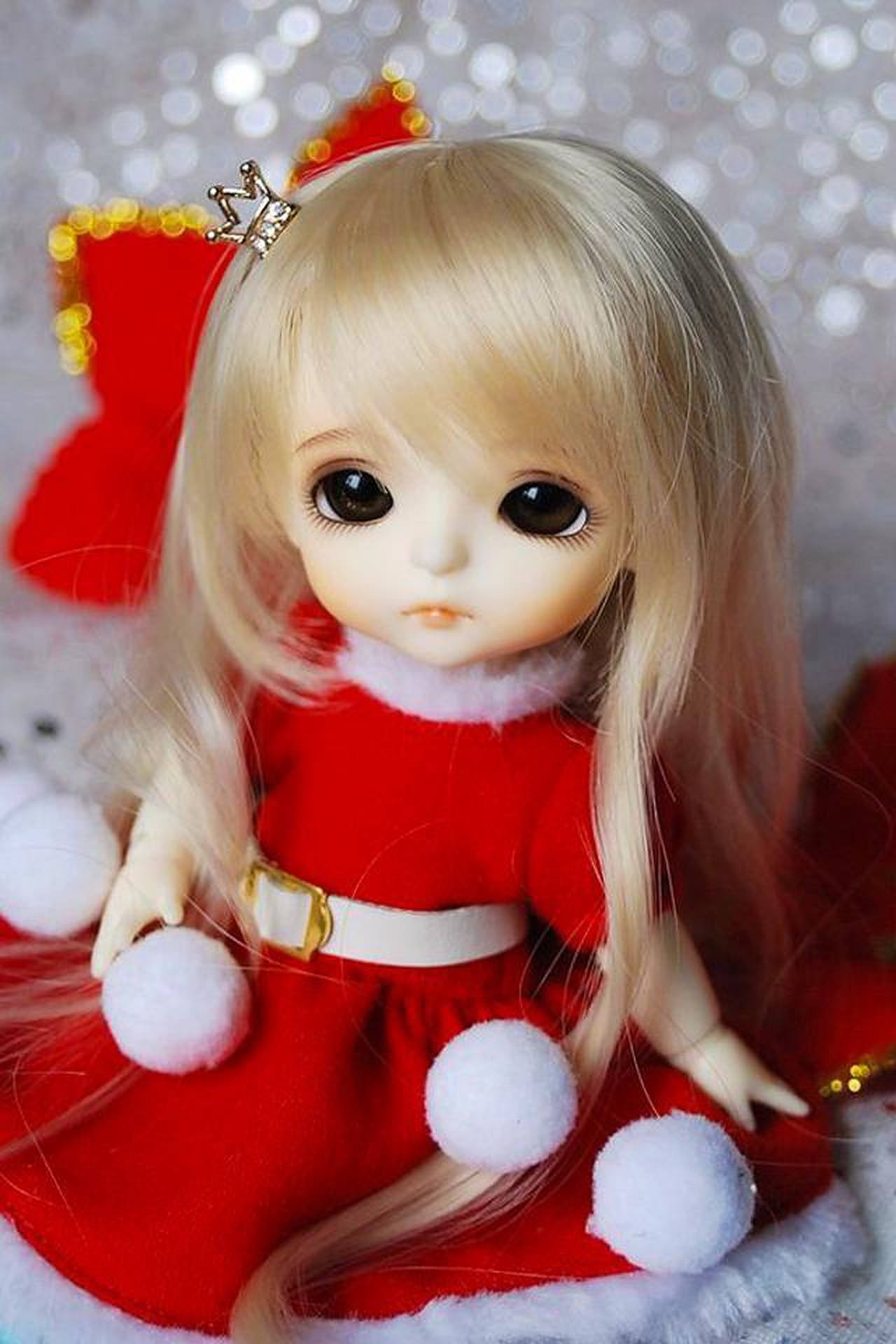 Doll 桌布 壁紙 — 金髮娃娃的特寫，穿著紅色聖誕裙，有白色絨球和皇冠，背景閃閃發光。