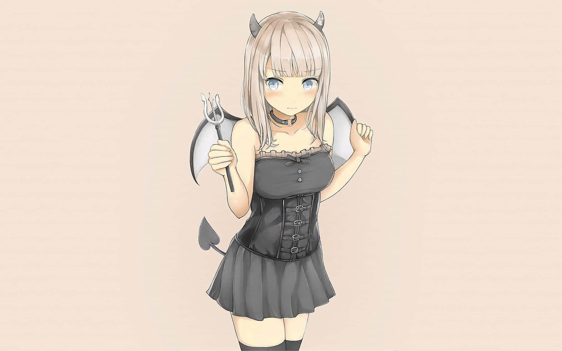 動漫 桌布 壁紙 — 金髮惡魔角動漫女孩，在柔和米色背景前手持三叉戟，展開蝙蝠般的翅膀。