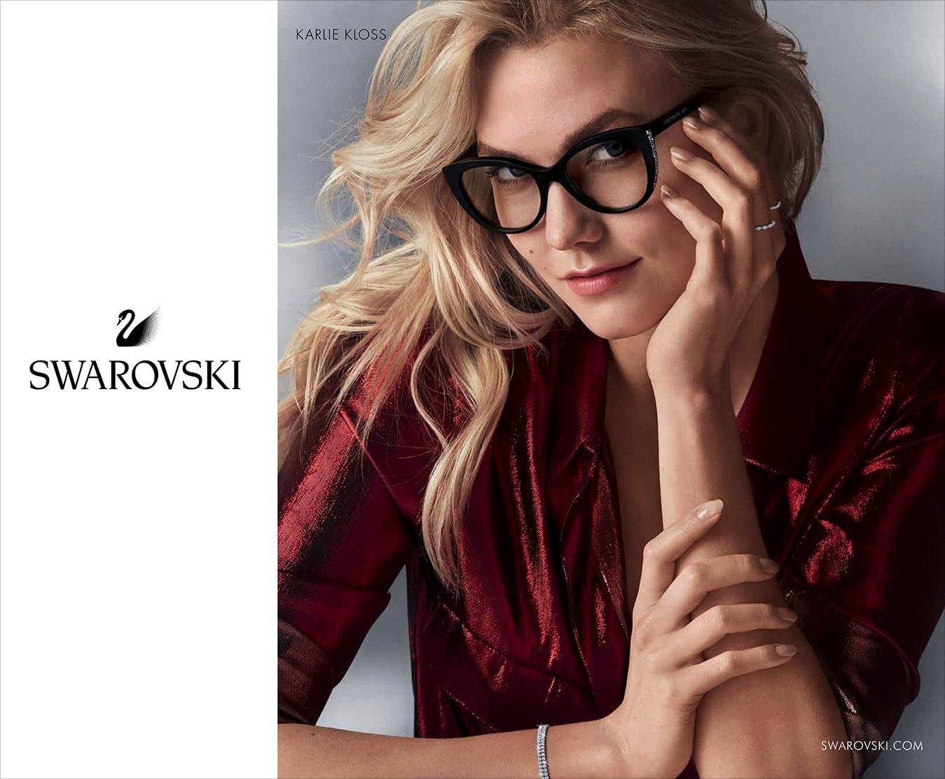 karlie kloss 桌布 壁紙 — 金髮模特兒 Karlie Kloss 為 Swarovski 拍攝時尚工作室肖像，戴上大膽的黑色眼鏡和閃亮的紅色襯衫。