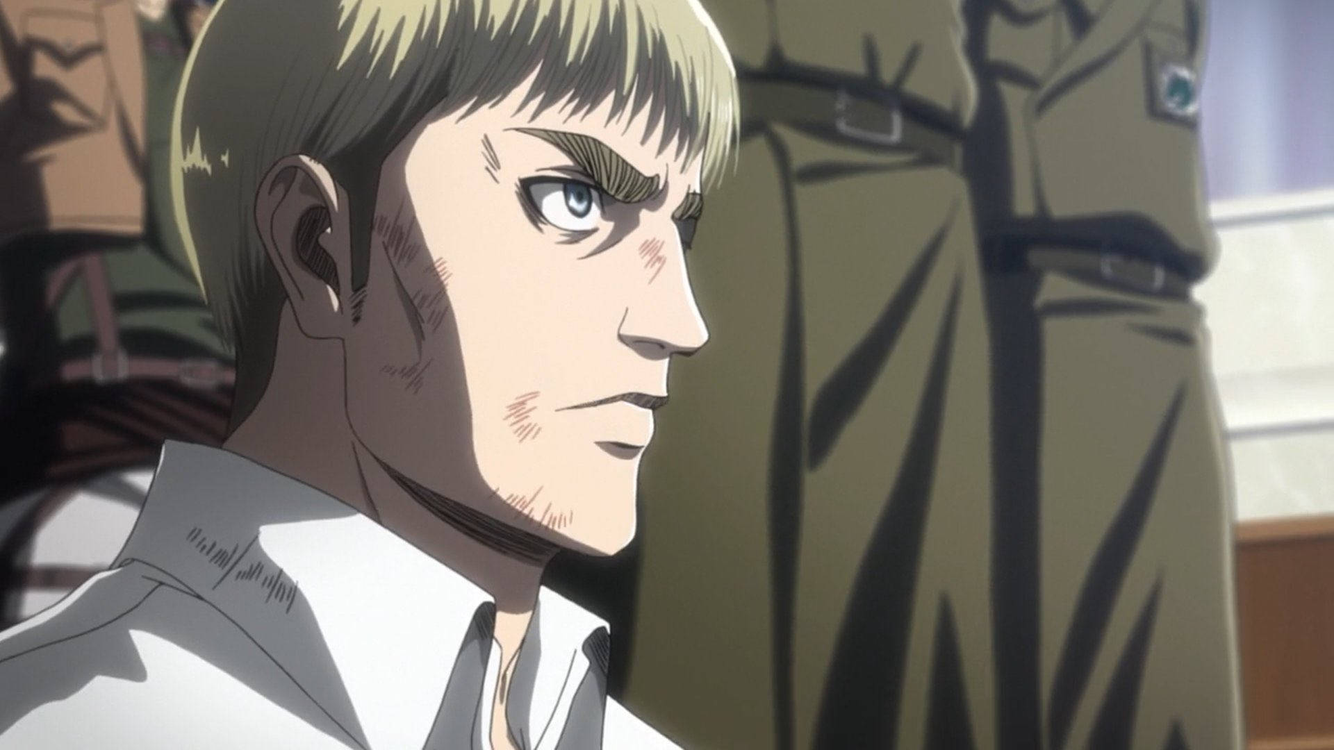 Erwin 桌布 壁紙 — 金髮男子身穿白襯衫的動漫特寫肖像，表情嚴肅，背景有軍服。
