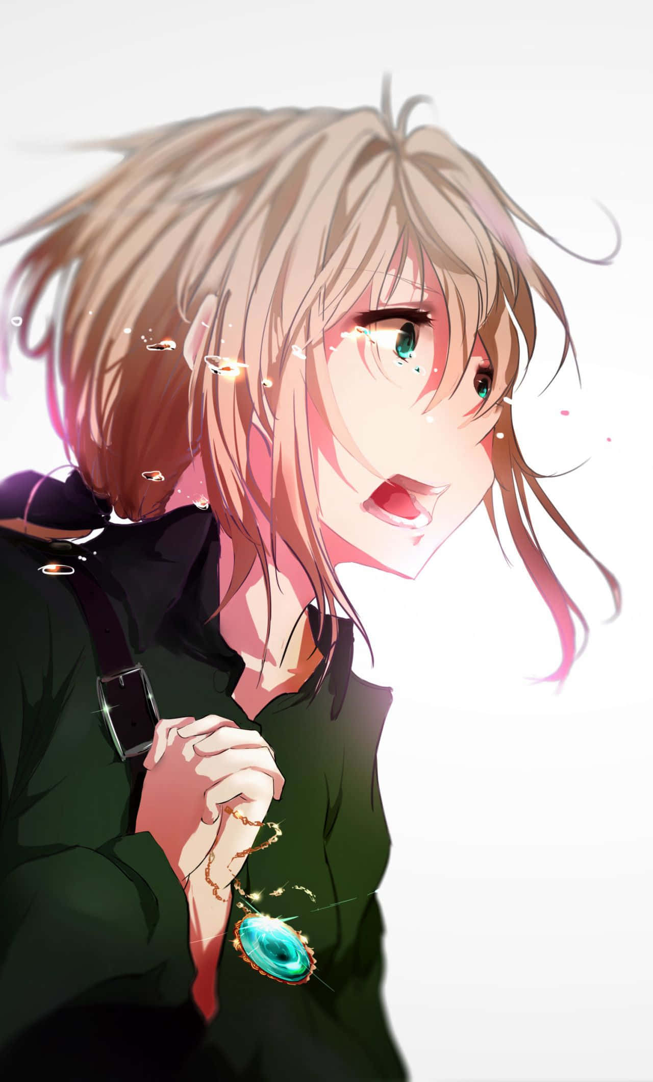 Violet Evergarden iPhone 桌布 壁紙 — 金髮碧眼的動漫女孩在明亮的白色背景上緊握著發光的青綠色吊墜。