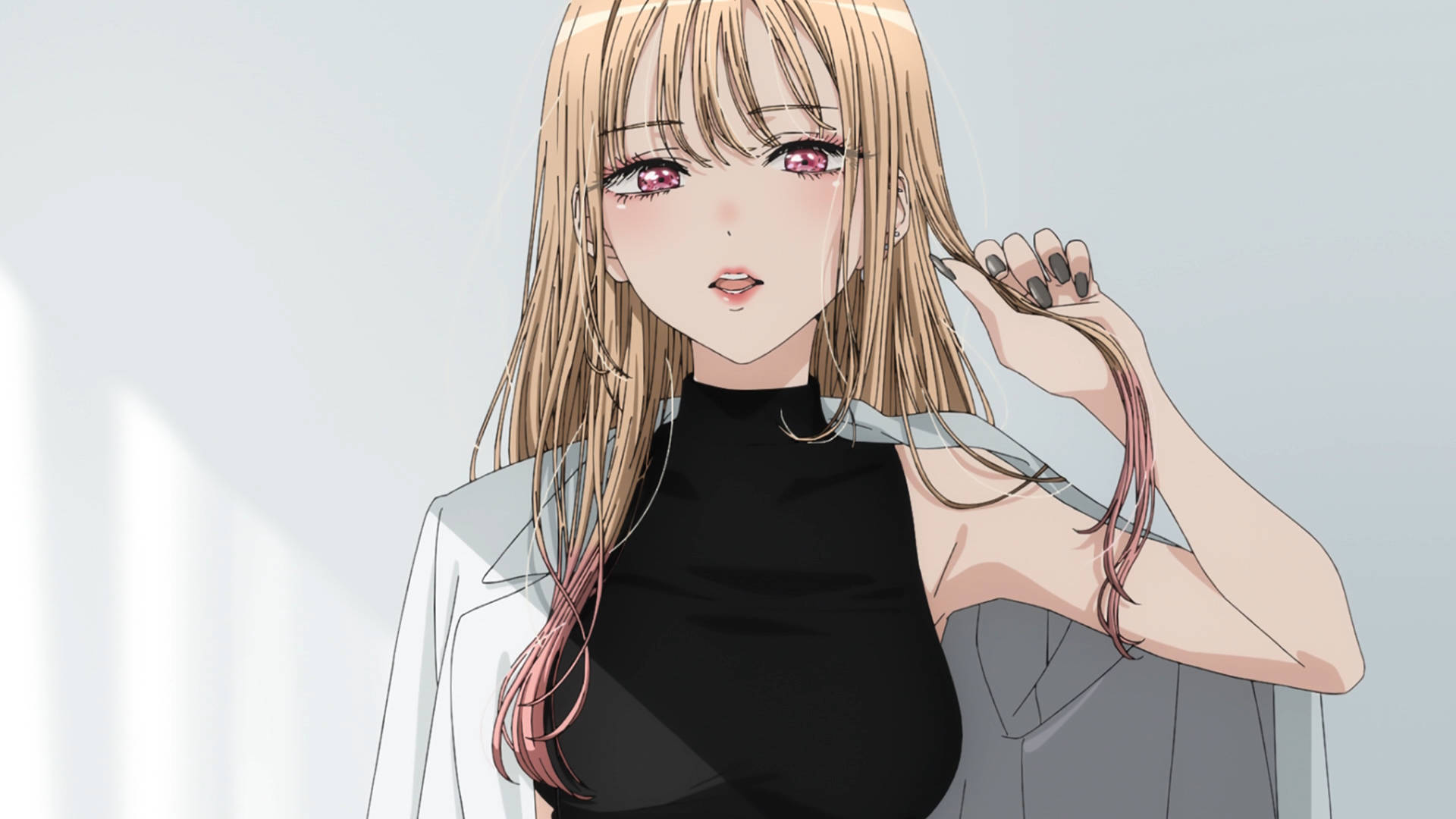 Marin 桌布 壁紙 — 金髮粉紅眼動漫女孩在柔和的灰色背景上輕輕觸摸她的頭髮。