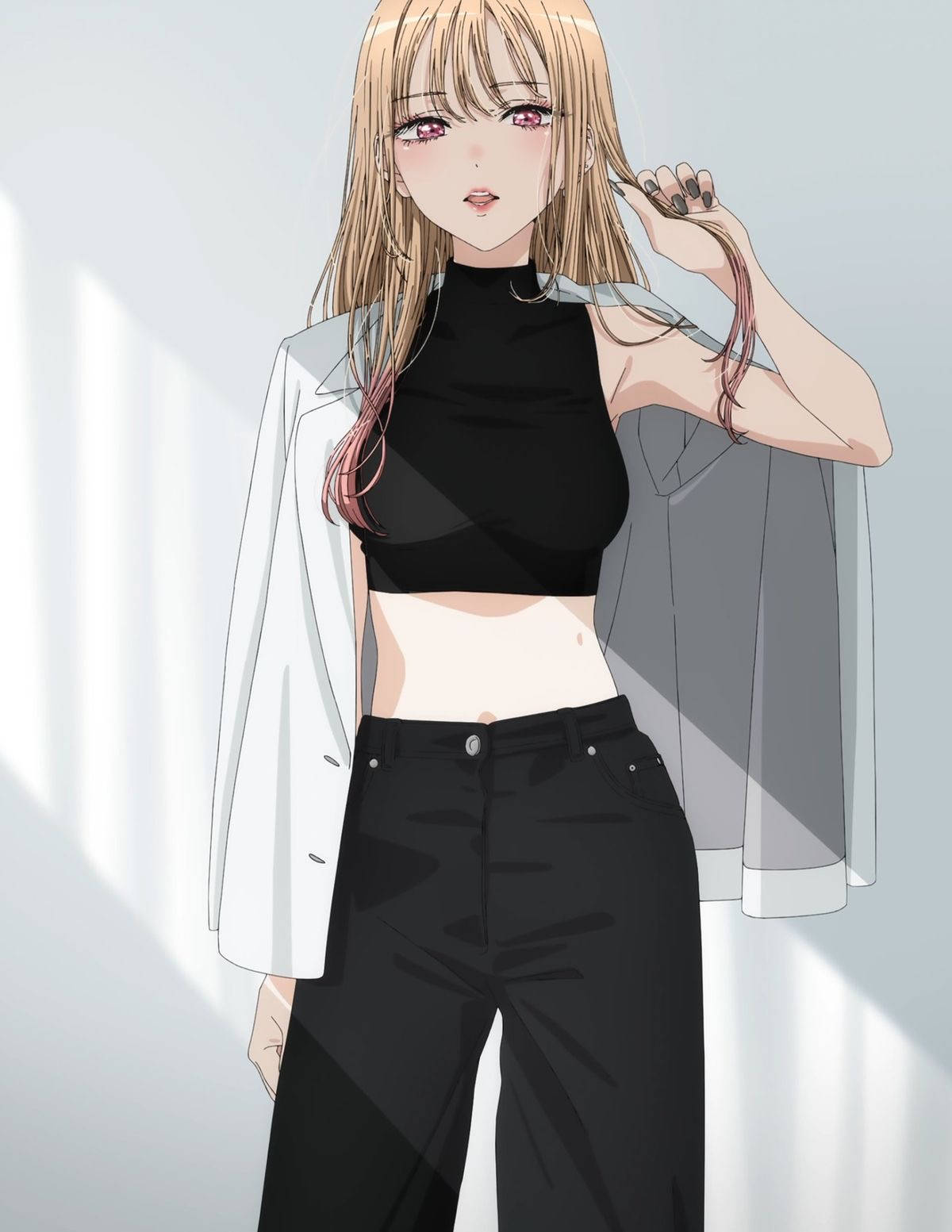my 桌布 壁紙 — 金髮粉紅眼睛的動漫女孩，穿著黑色短版上衣和白色西裝外套，在柔和光線背景下擺姿勢。