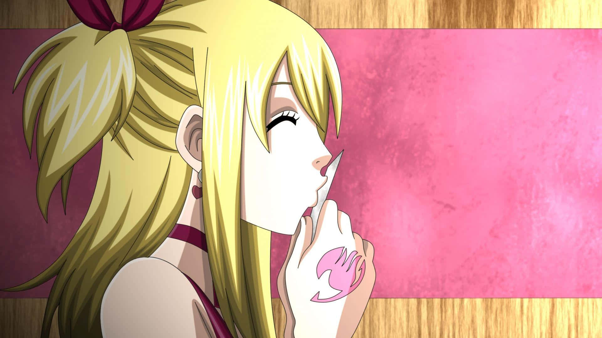 lucy heartfilia 桌布 壁紙 — 金髮粉紅蝴蝶結動漫女孩，在粉紅色紋理牆前將粉紅色標記貼在嘴唇上。