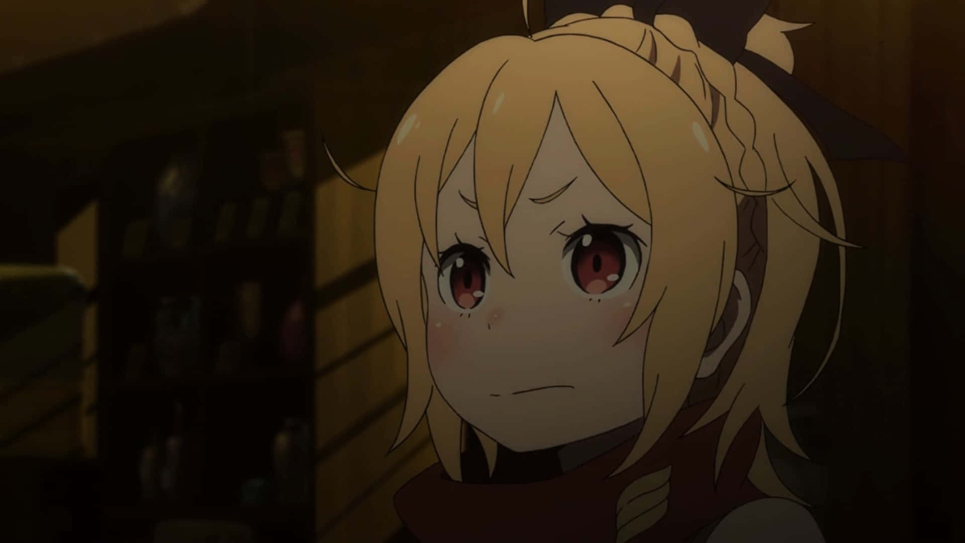 Re Zero Felt 桌布 壁紙 — 金髮紅眼動漫少女在昏暗房間中嘟嘴表情的特寫。
