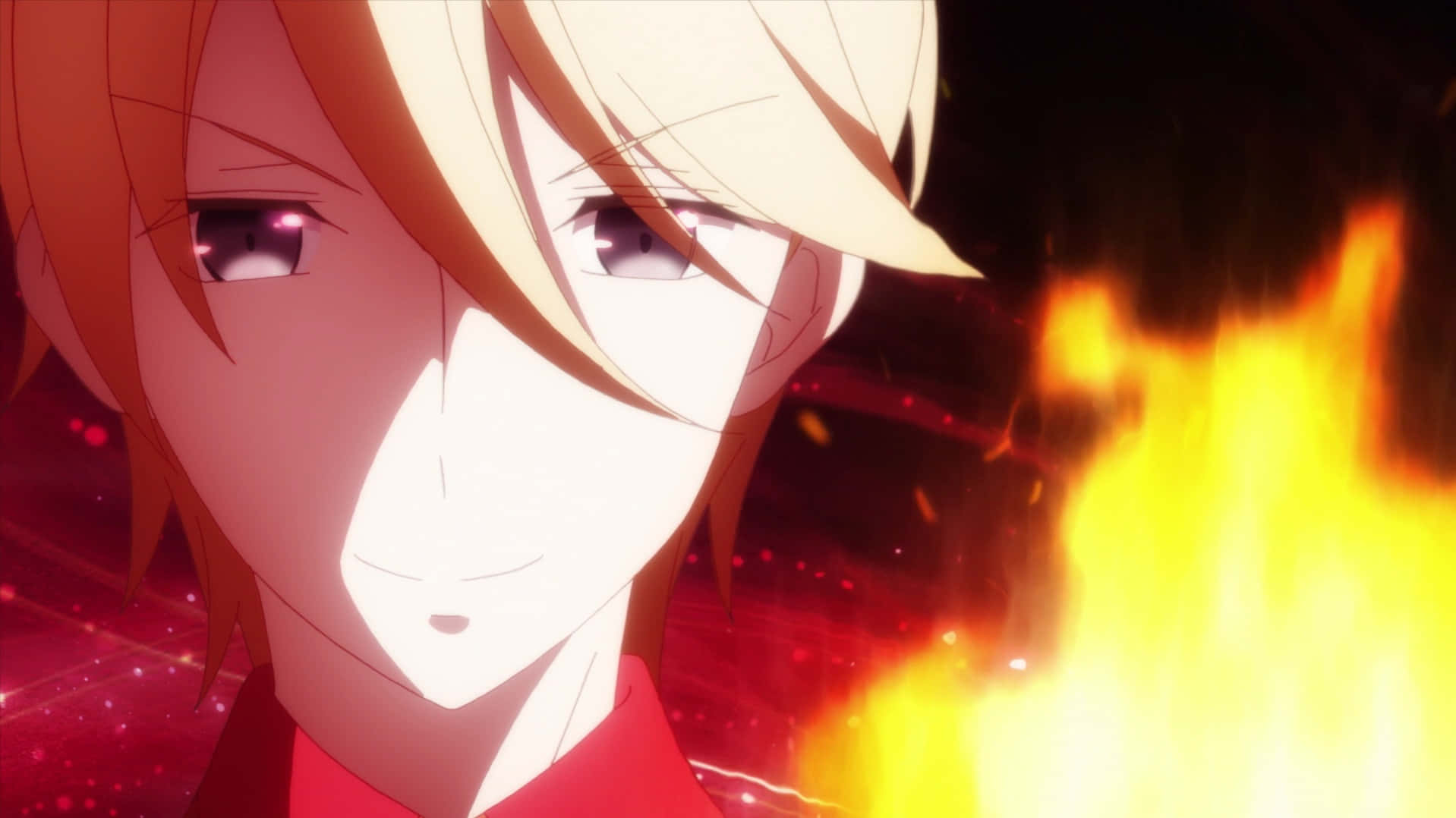 My Next Life As A Villainess All Routes Lead To Doom 桌布 壁紙 — 金髮紅眼動漫角色在熾熱爆炸背景下溫柔微笑。