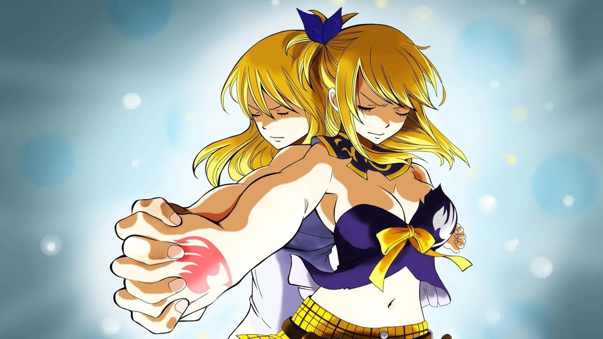 lucy heartfilia 桌布 壁紙 — 金髮紫蝴蝶結的動漫女孩在柔和的藍色散景背景前彎曲手臂，展示紅色火焰標記。