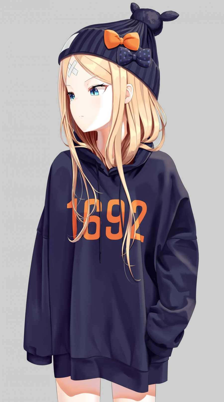 動漫女孩連帽上衣 桌布 壁紙 — 金髮藍眼動漫女孩，戴著海軍藍色帶橙色蝴蝶結的無邊帽，穿著帶有橙色1692印花的超大連帽衫。