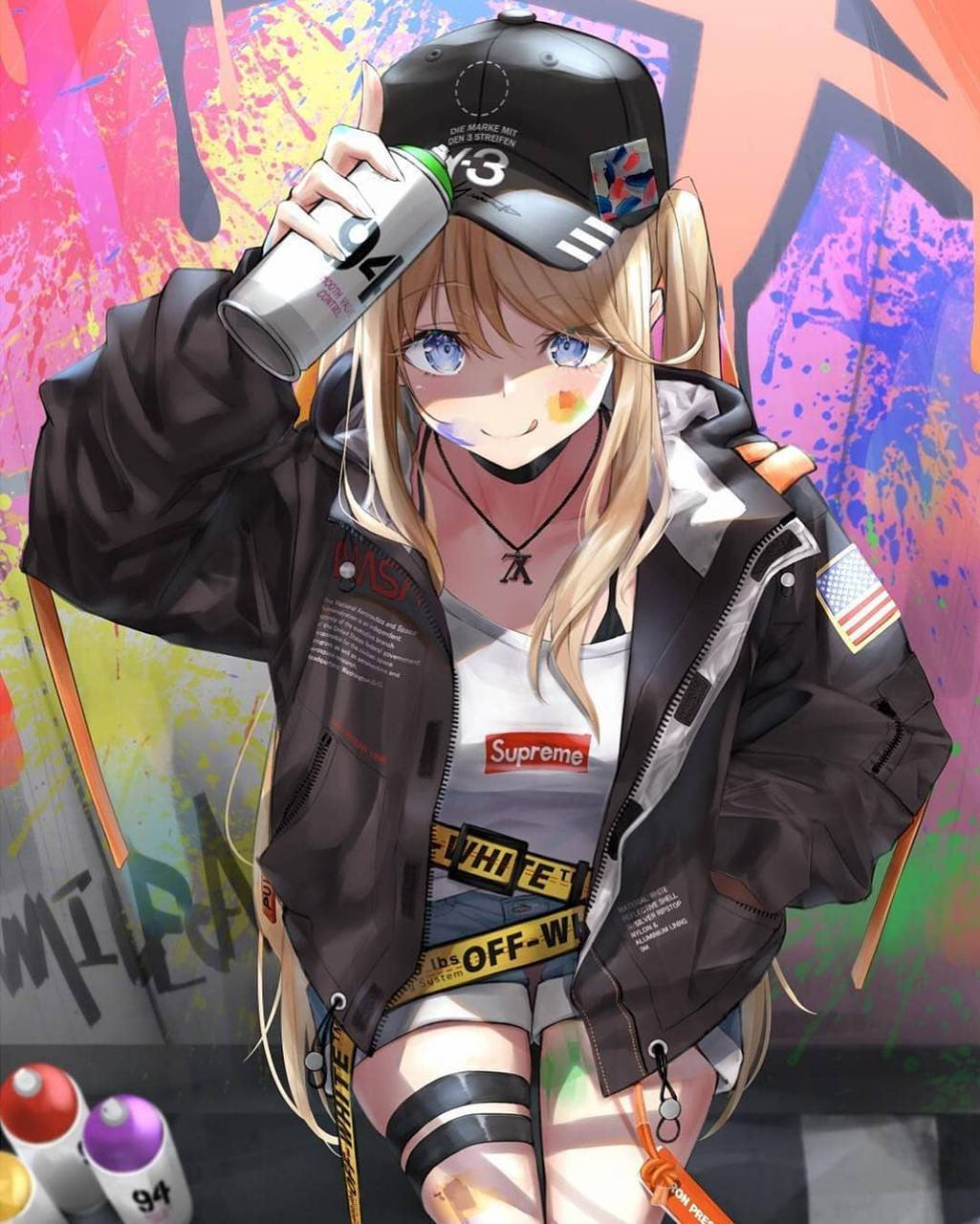 Gangsta Cartoon 桌布 壁紙 — 金髮藍眼動漫女孩在城市街頭藝術場景中，拿著噴漆罐對著塗鴉牆。