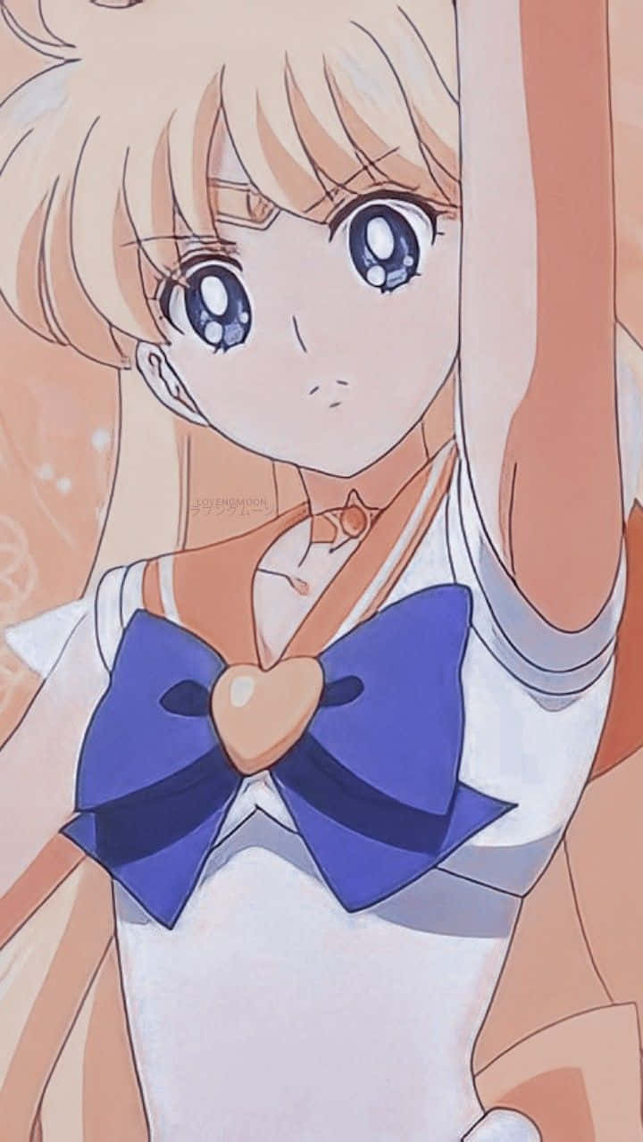Sailor Venus 桌布 壁紙 — 金髮藍眼動漫女孩穿著白色水手服，配有藍色蝴蝶結和心形吊墜。