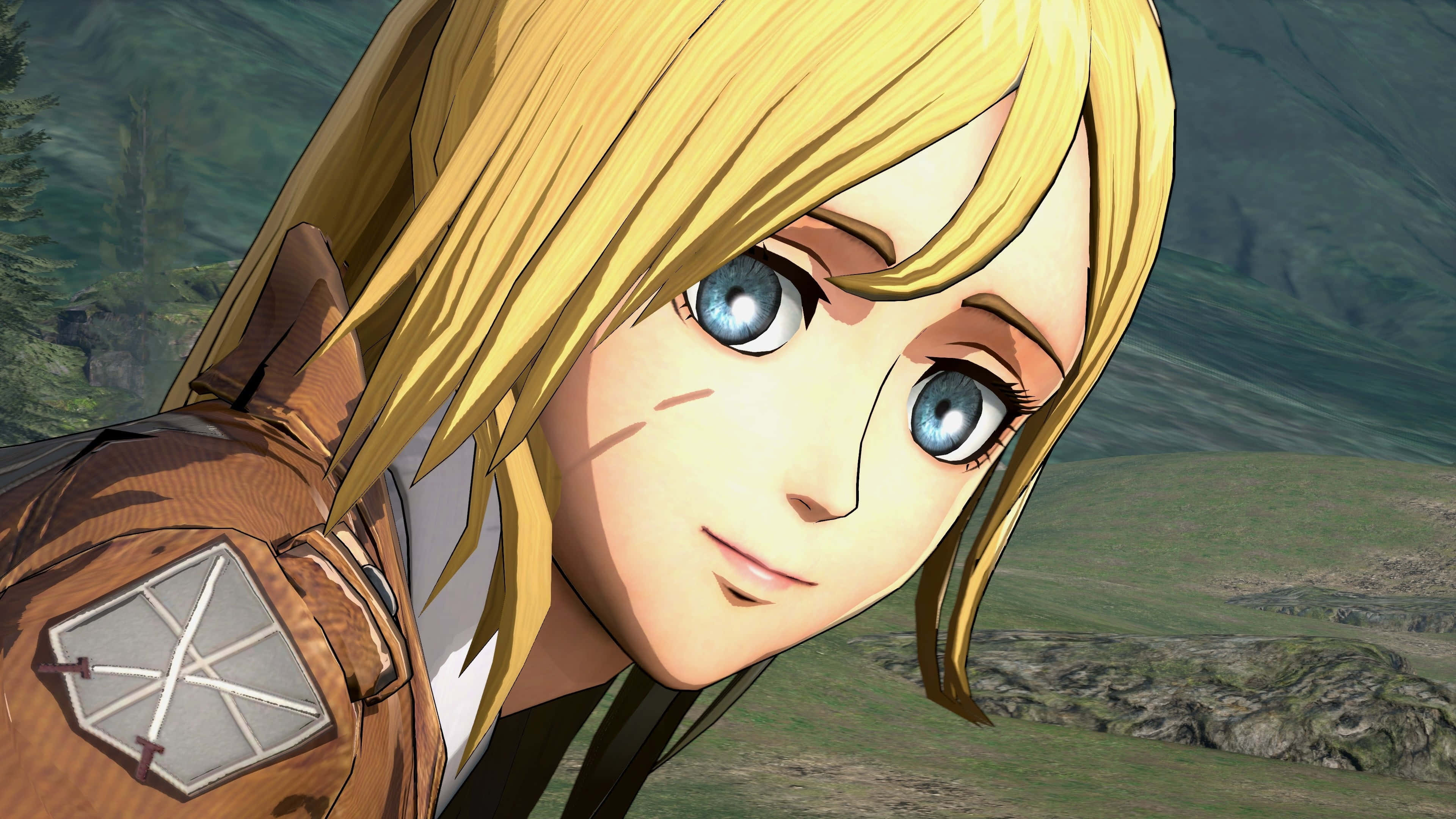 Attack On Titan Season 2 桌布 壁紙 — 金髮藍眼動漫少女身穿帶有銀色徽章的棕色制服，背景是翠綠的山巒景觀，特寫鏡頭。