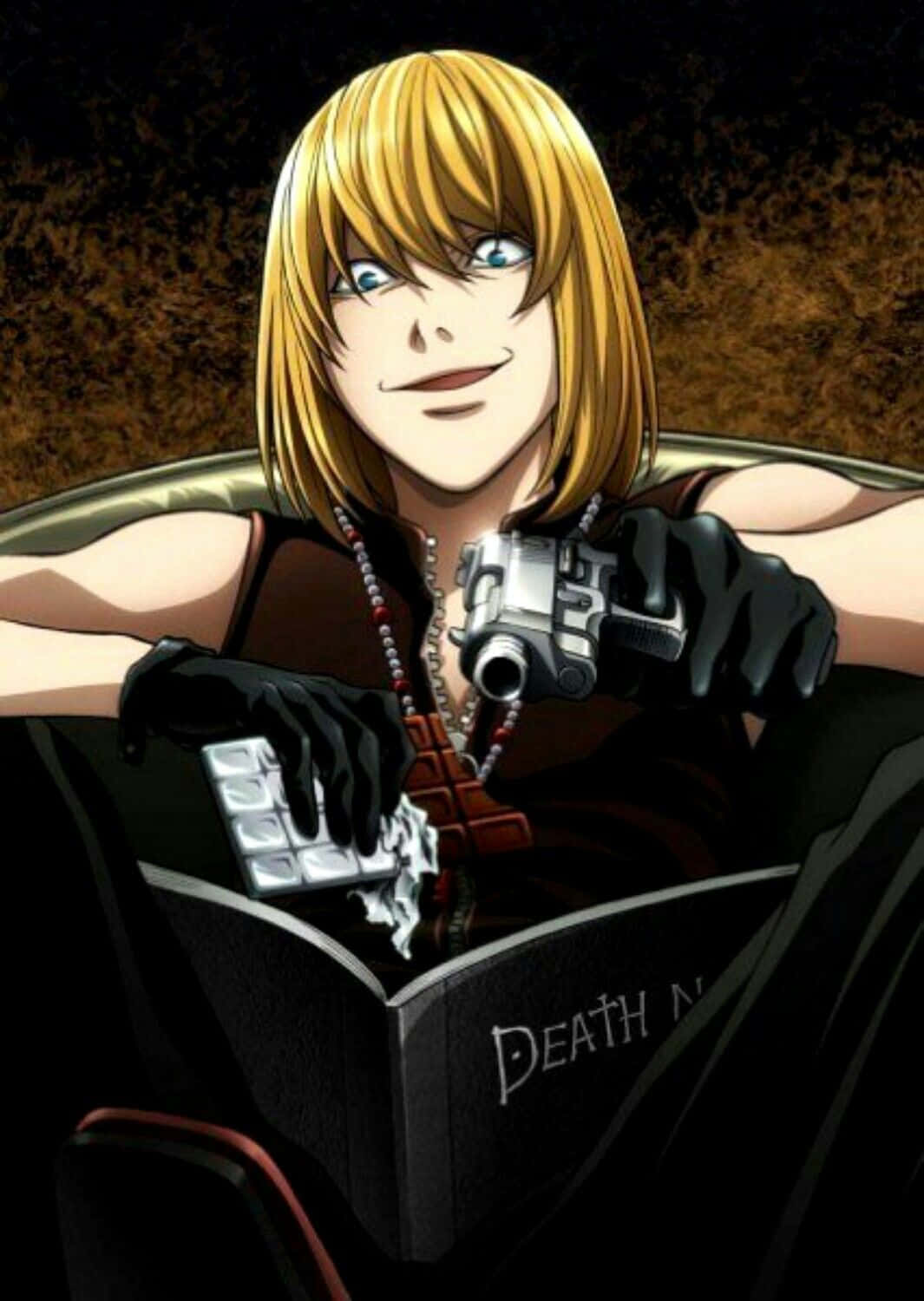 Death Note Mello 桌布 壁紙 — 金髮藍眼的動漫角色微笑著，手持一把槍和一條巧克力棒，來自一本名為《死亡筆記》的書。