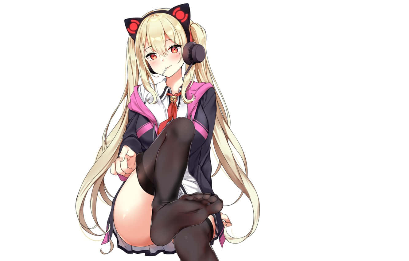 動漫女孩 桌布 壁紙 — 金髮貓耳動漫女孩穿著校服盤腿坐在純白色背景前。