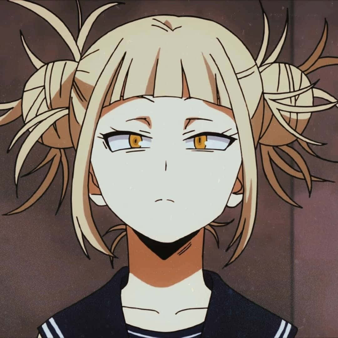 Toga 桌布 壁紙 — 金髮雙馬尾、琥珀色眼睛的動漫少女特寫，身穿深色水手服，背景為柔和的棕色。